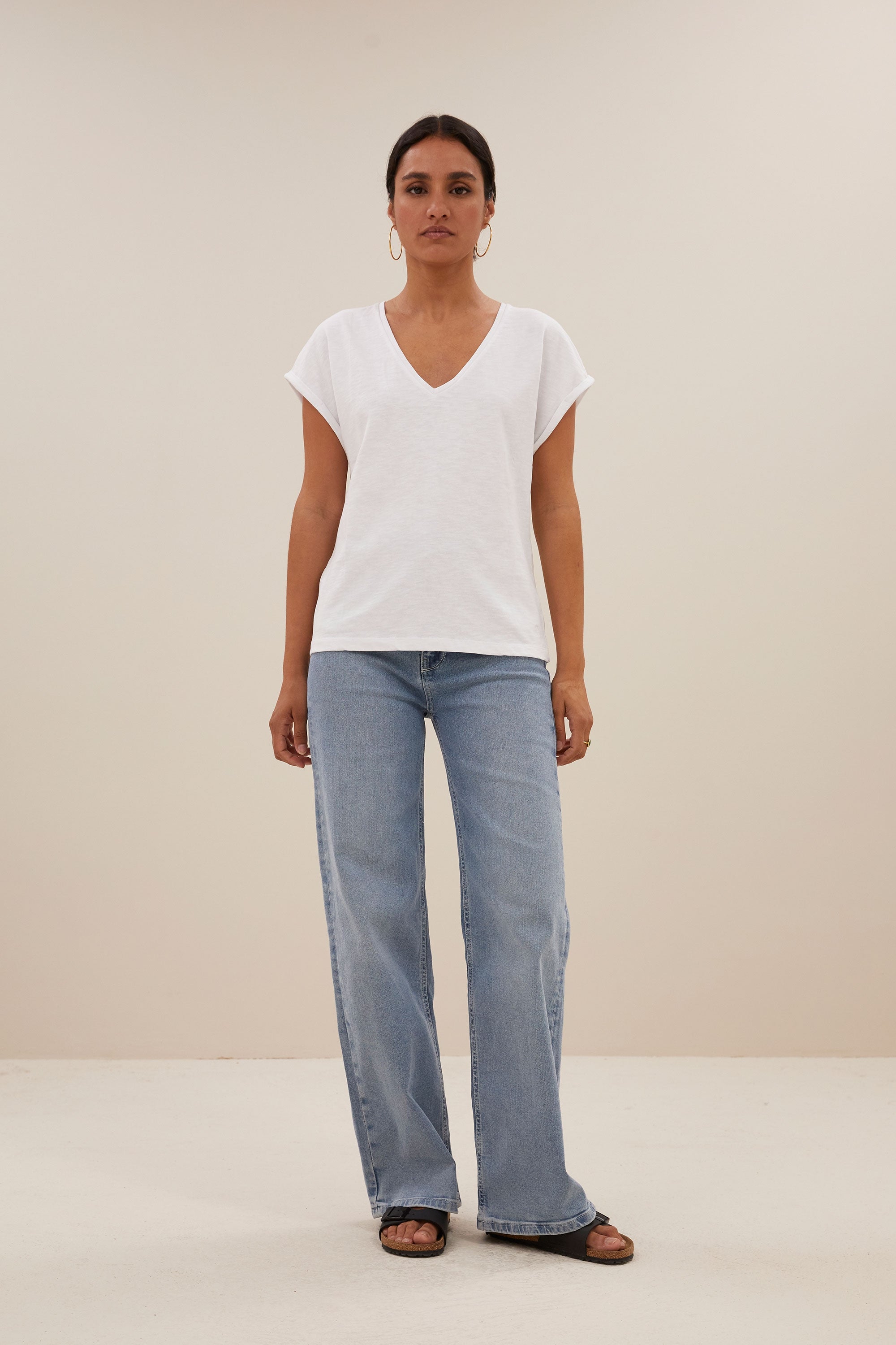 momi logo top | bright white