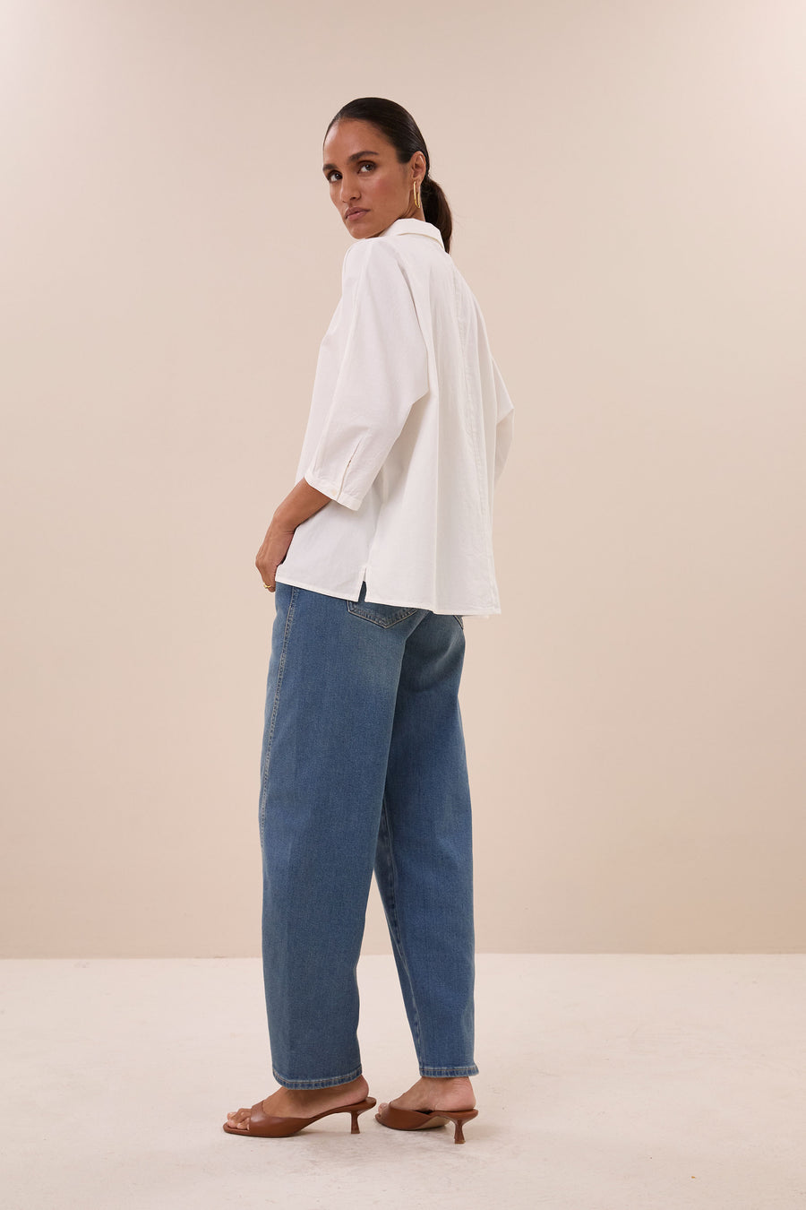 norel-poplin-blouse-white-knoopsluiting-comfortabele pasvorm-katoen kwaliteit-by-bar-vooraanzicht