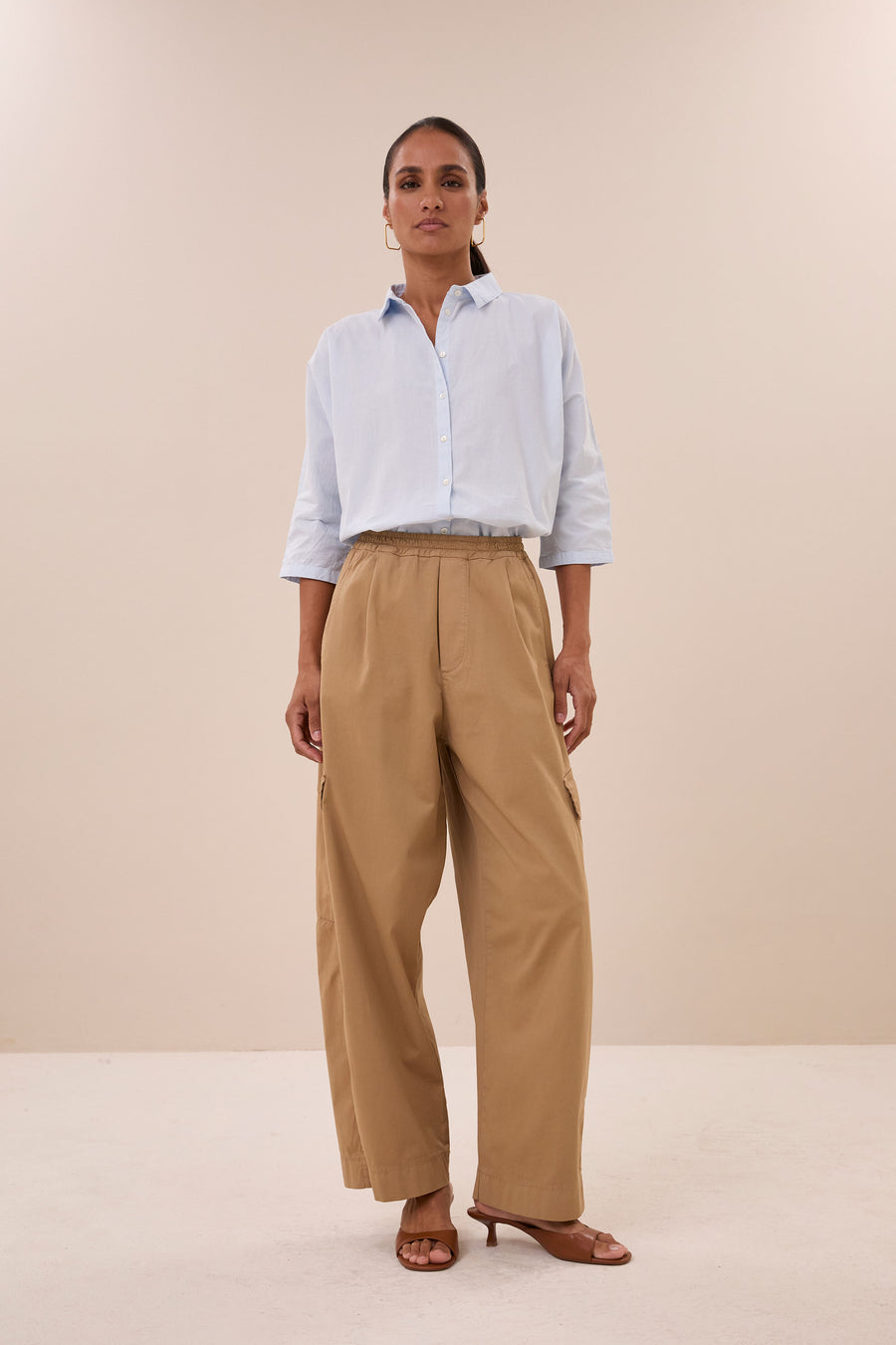 norel-chambray-blouse-light-blue-knoopsluiting-katoen kwaliteit-losvallende pasvorm-by-bar-sfeerbeeld