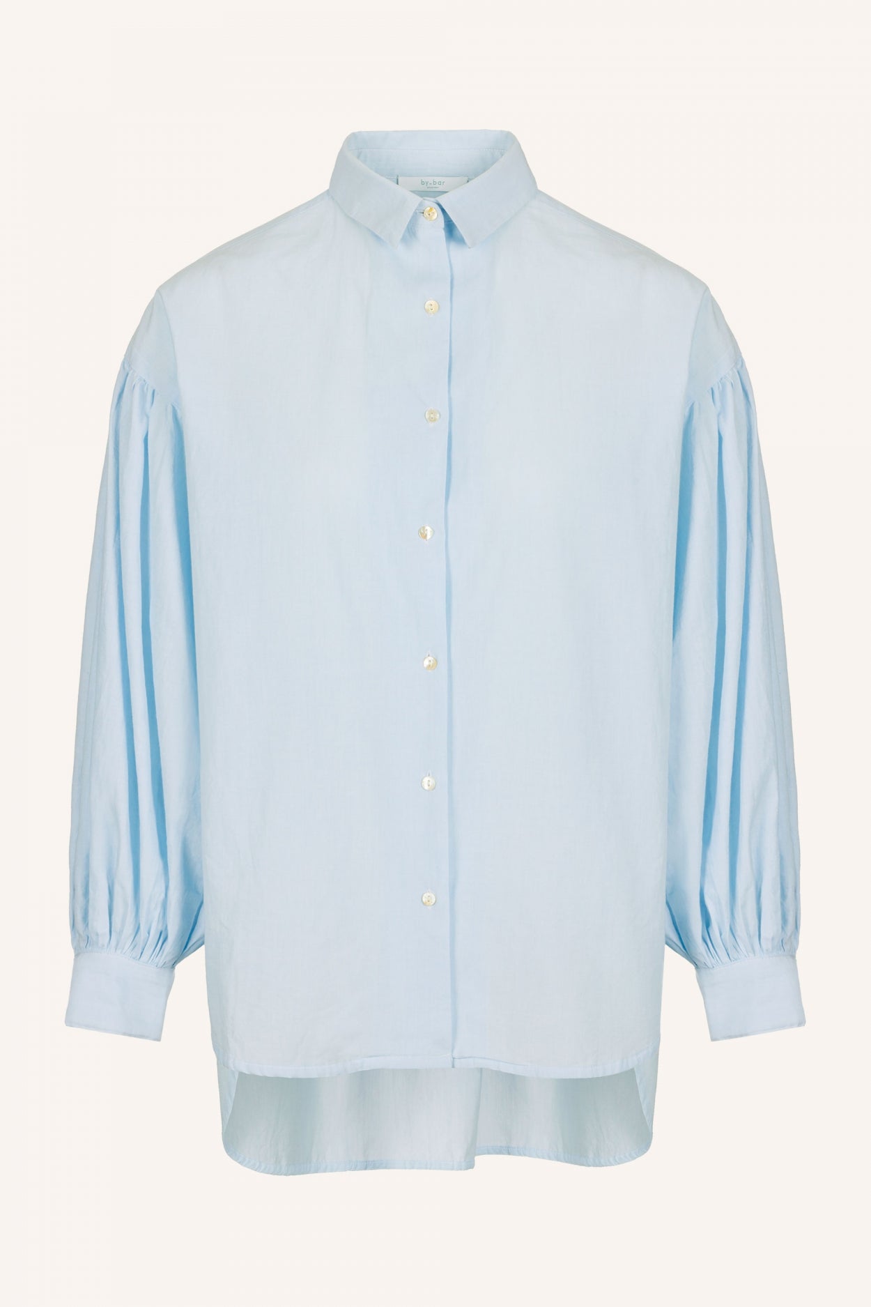 sarah-chambray-blouse-light-blue-katoen kwaliteit-losvallende pasvorm-gemaakt door een familiebedrijf-by-bar-detail