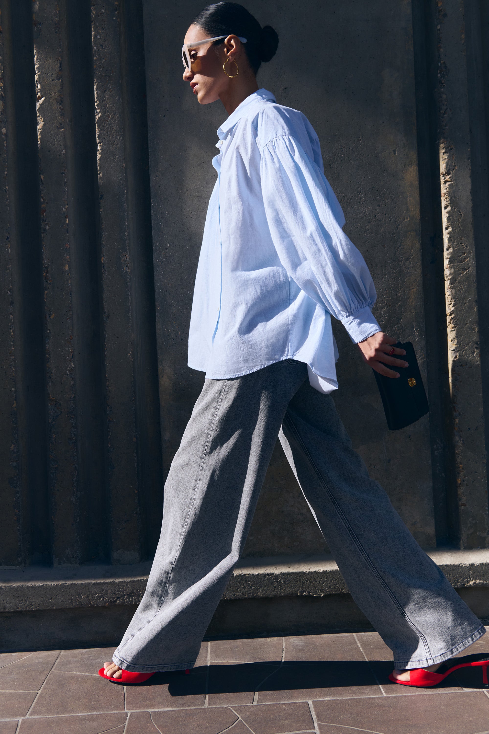 sarah-chambray-blouse-light-blue-katoen kwaliteit-losvallende pasvorm-gemaakt door een familiebedrijf-by-bar-sfeerbeeld