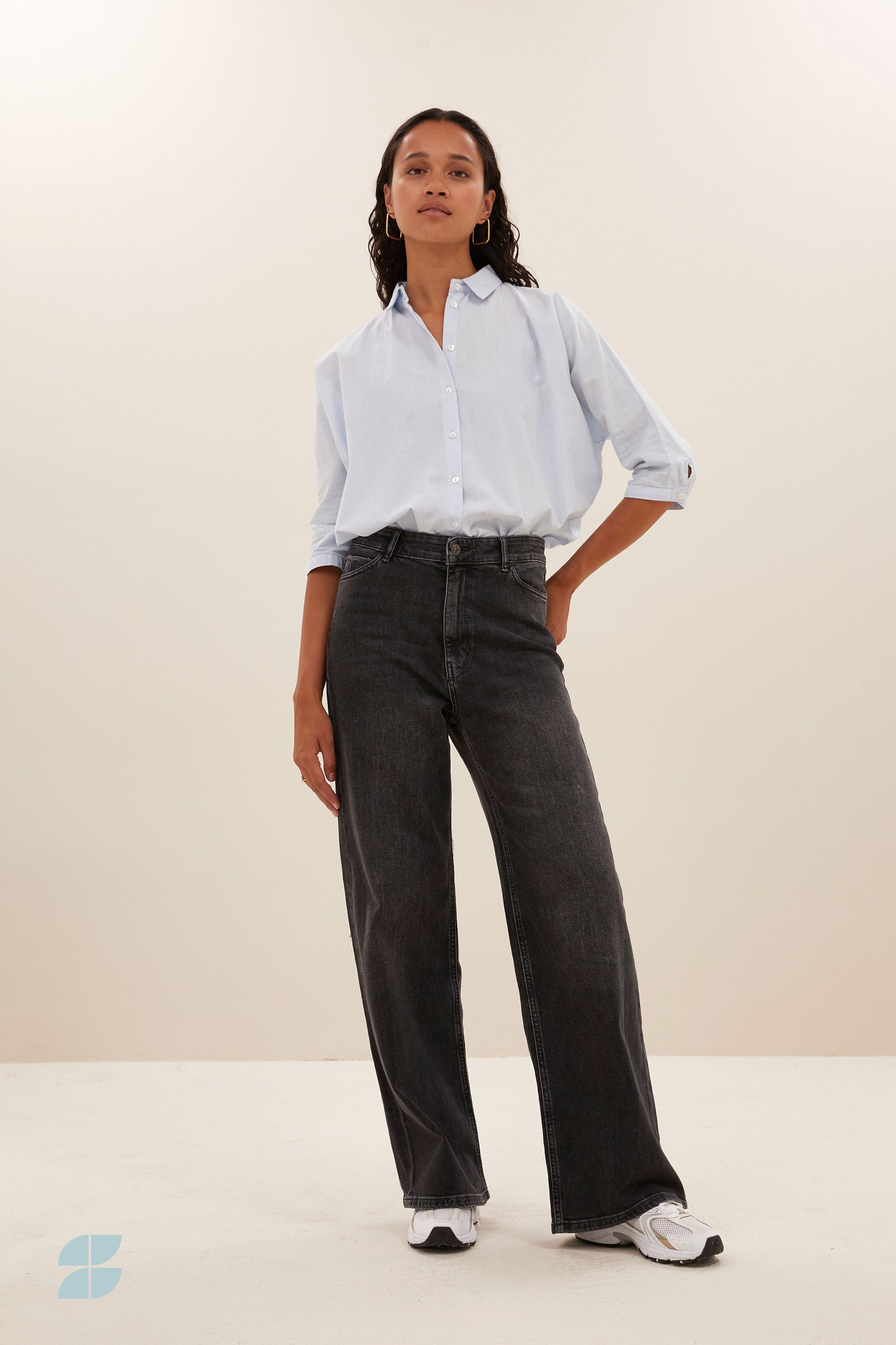 lina-pant-dark-grey-hoge taille-losvallende pasvorm-duurzame wassing-by-bar-vooraanzicht