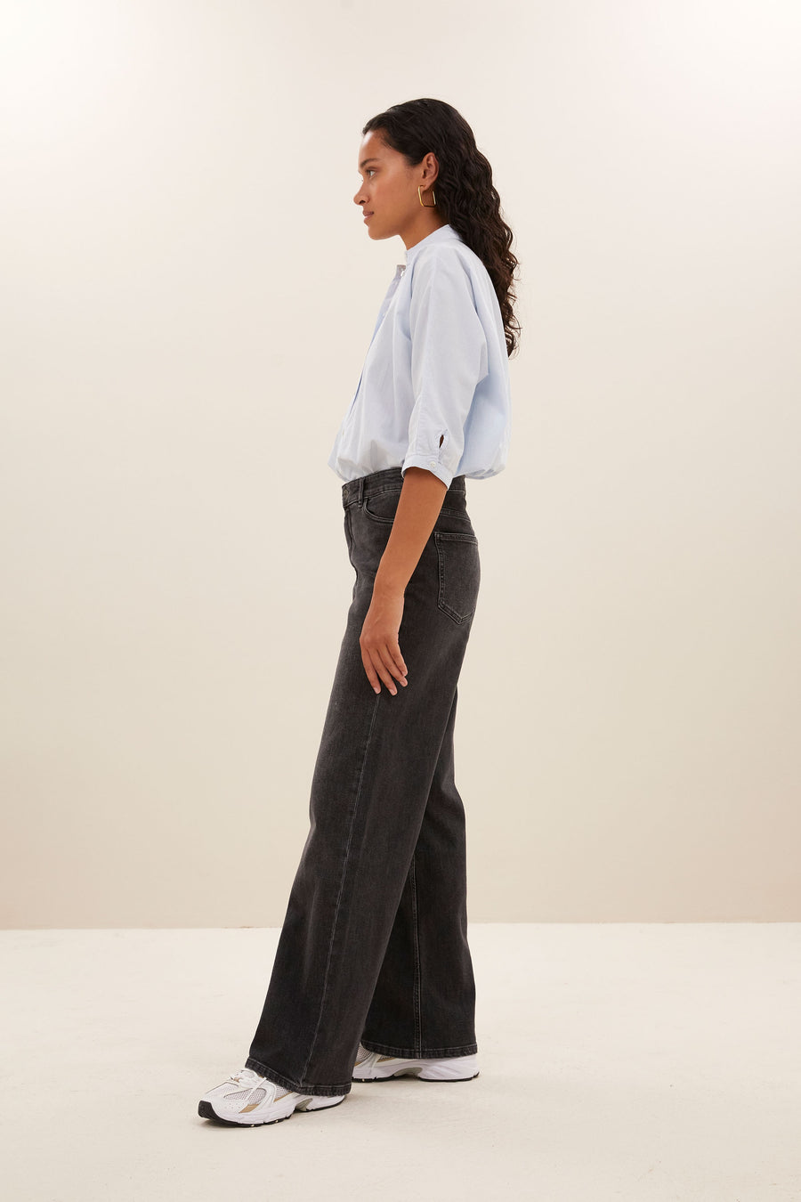 lina-pant-dark-grey-hoge taille-losvallende pasvorm-duurzame wassing-by-bar-zijaanzicht