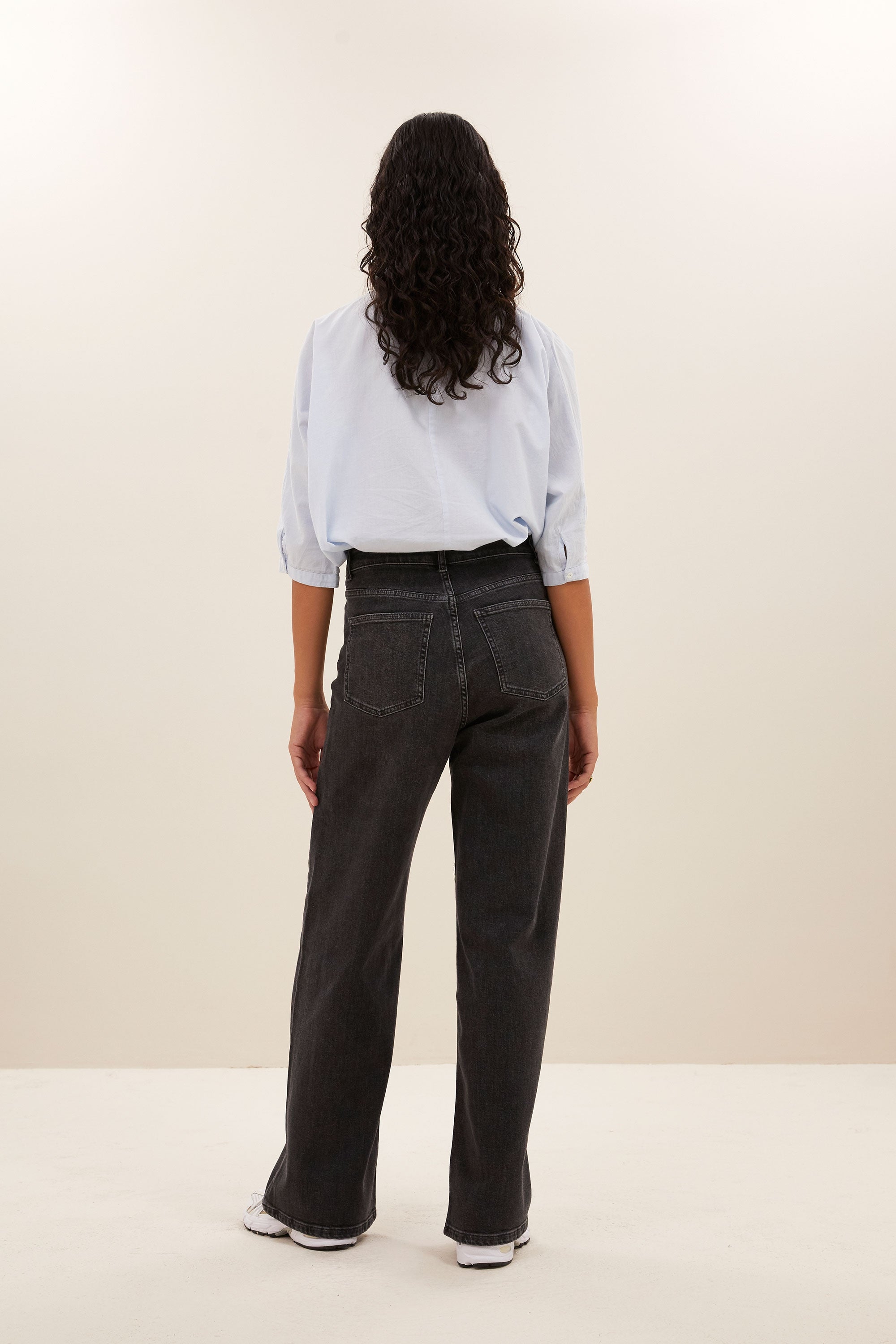 lina-pant-dark-grey-hoge taille-losvallende pasvorm-duurzame wassing-by-bar-achteraanzicht