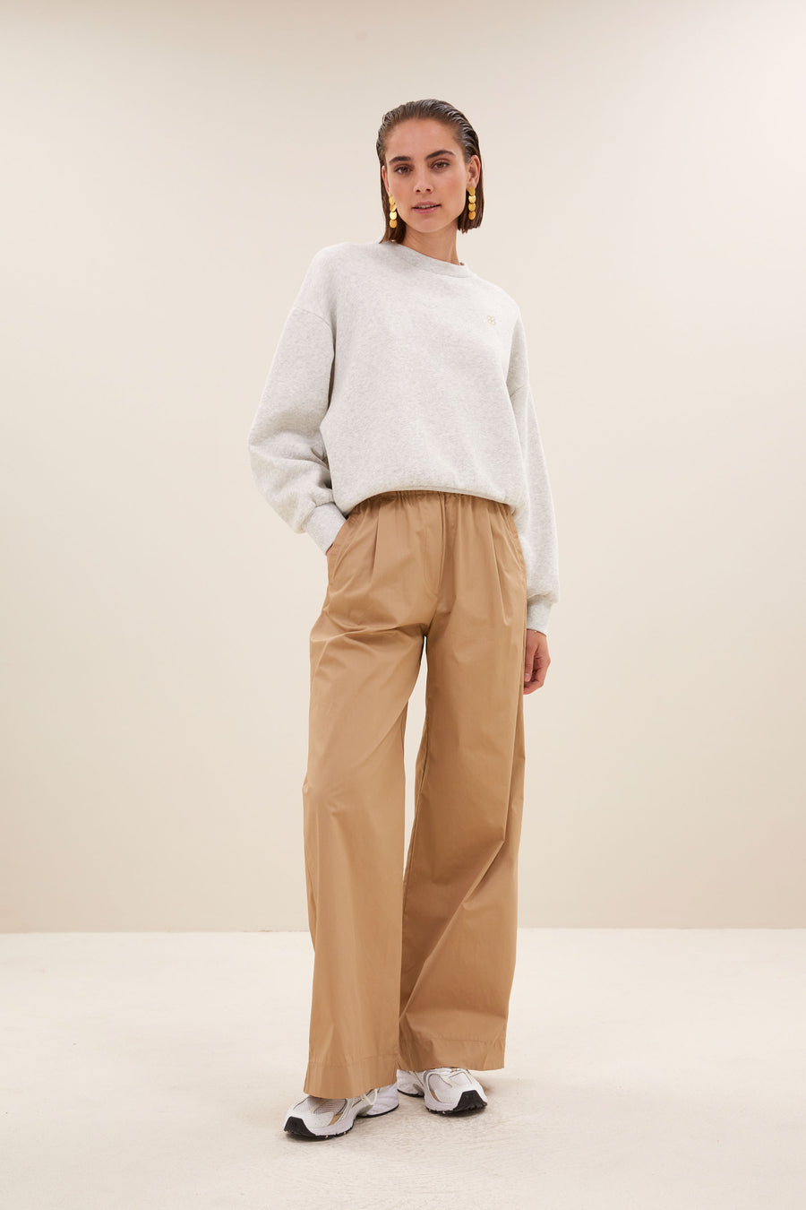 bibi-logo-sweater-light-grey-melee-casual fit-biologisch katoen-ronde halslijn-by-bar-vooraanzicht