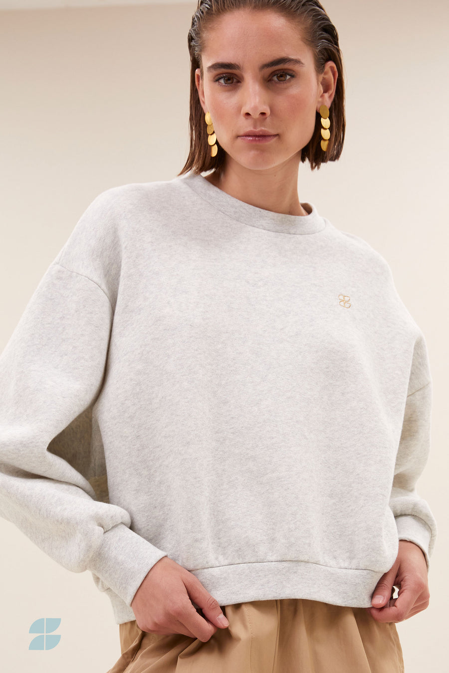 bibi-logo-sweater-light-grey-melee-casual fit-biologisch katoen-ronde halslijn-by-bar-detail