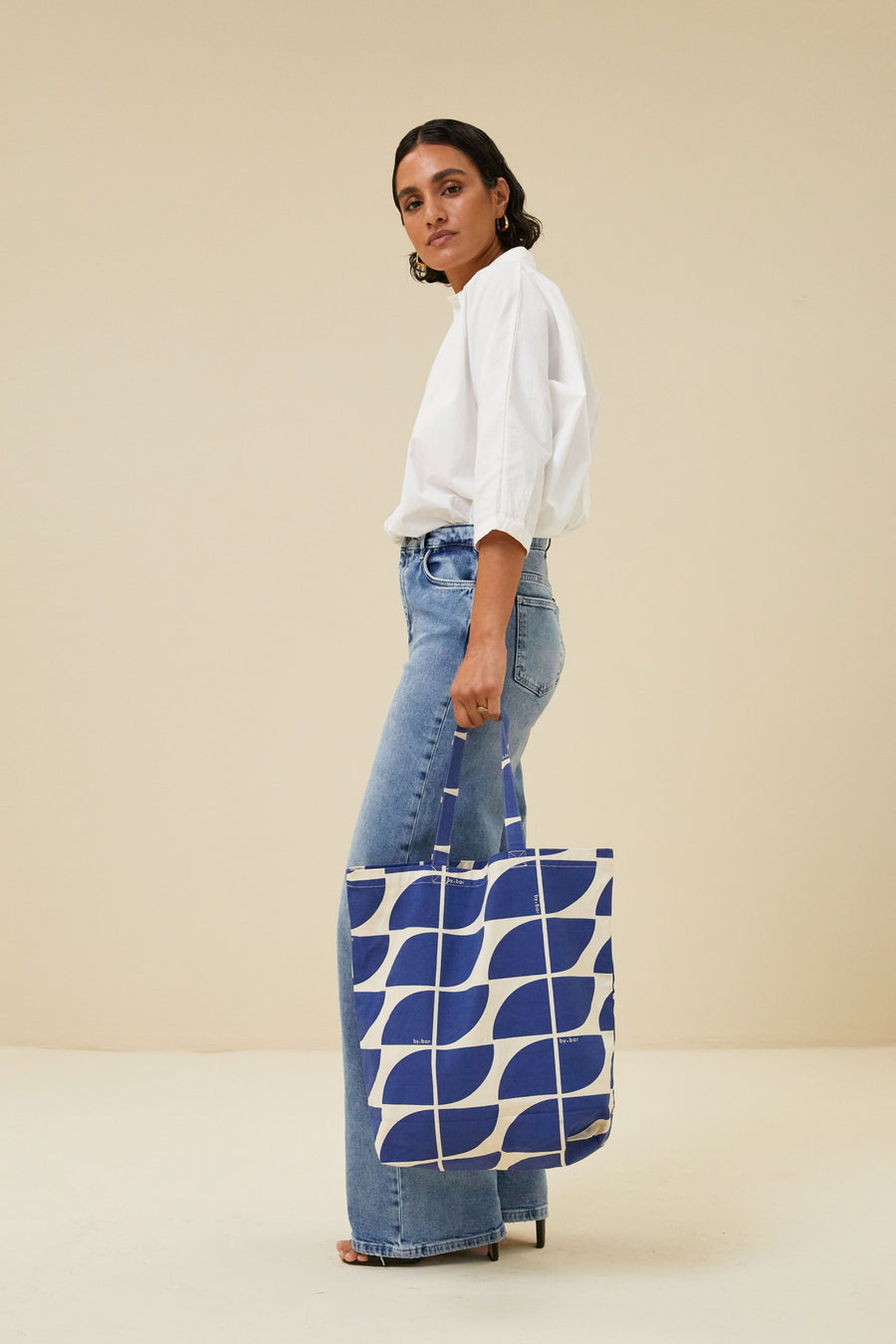 canvas-bag-logo-m-kingsblue-katoen kwaliteit-nieuwe print-perfecte shopper-by-bar-sfeerbeeld