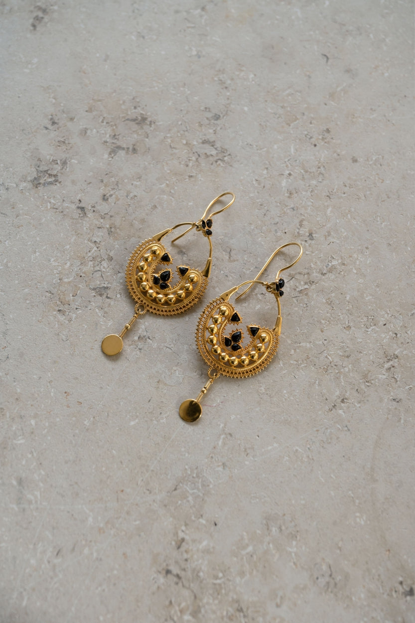 pd-art-earring-black-gold plated-all-time classic-by-bar-vooraanzicht