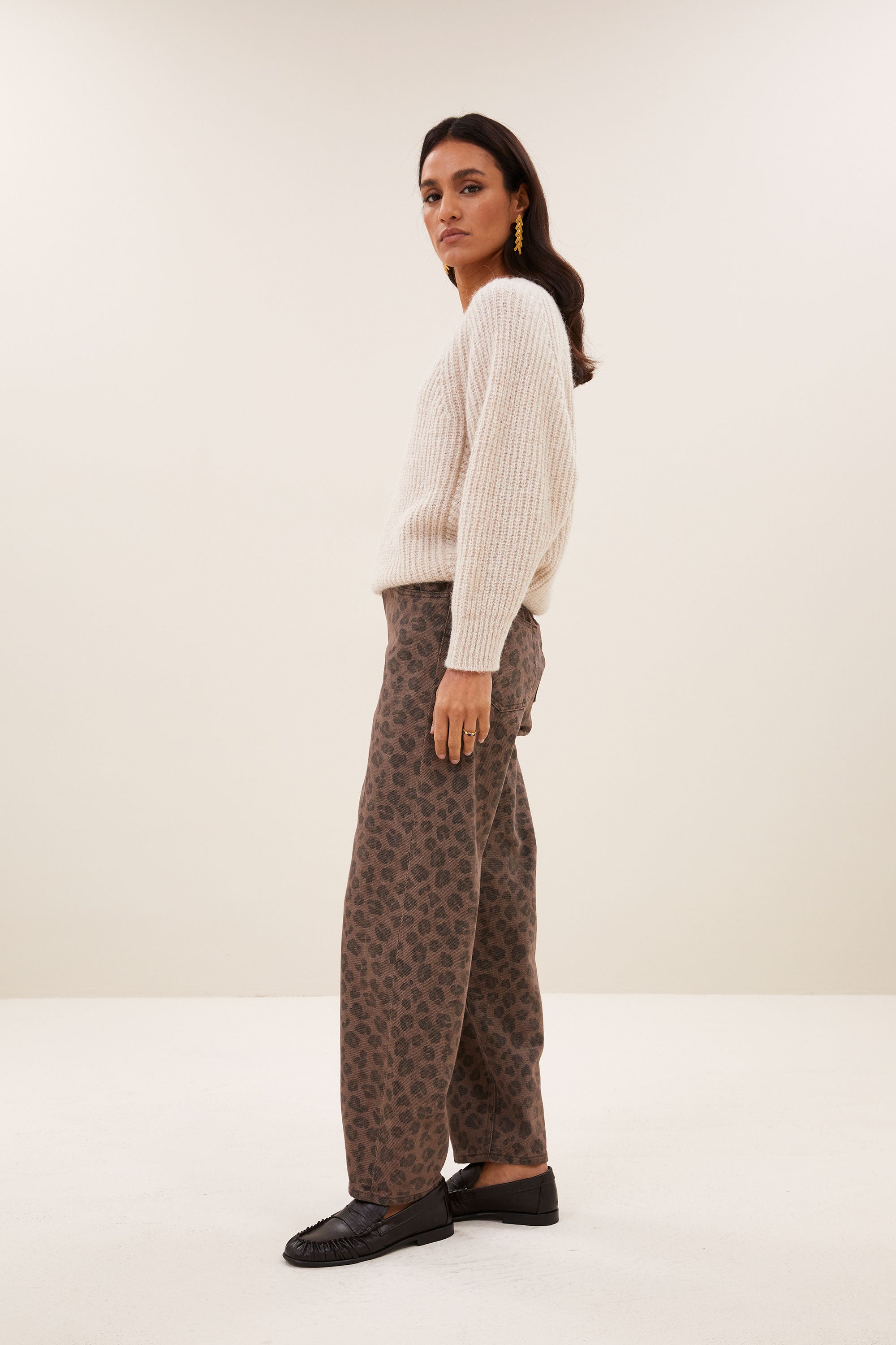 lew-cheetah-chocolate-pants-chocolate-brown-all-time classic-biologisch katoen-ritssluiting-by-bar-zijaanzicht