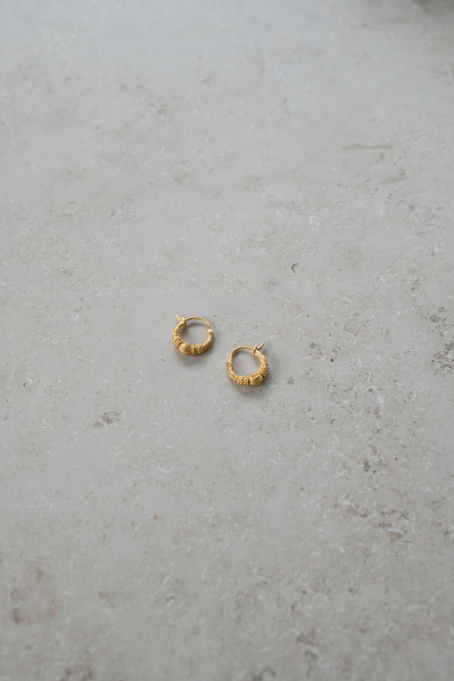 pd-art-hoop-earring-medium-gold-gold plated-gemaakt door een familiebedrijf-by-bar-aanvullende-foto