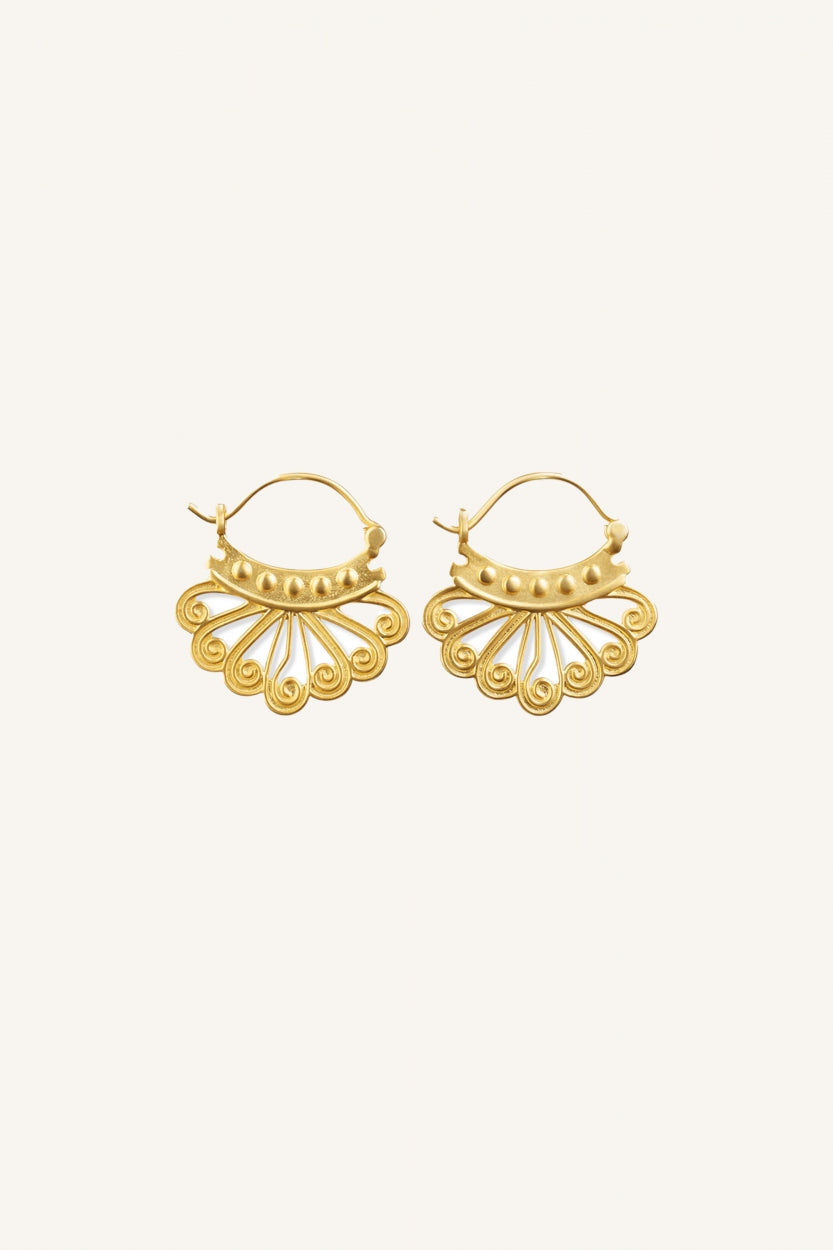 maartje-earring-gold-gold plated-gemaakt door een familiebedrijf-by-bar-sfeerbeeld