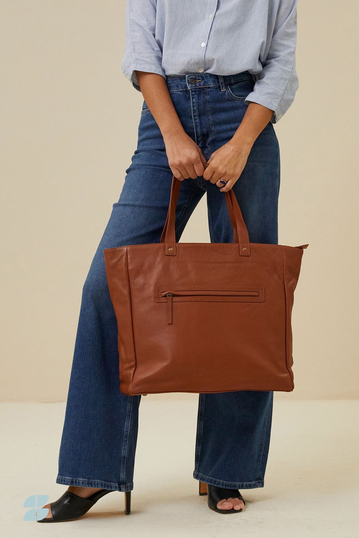 shopper bag | cognac lifestyle image