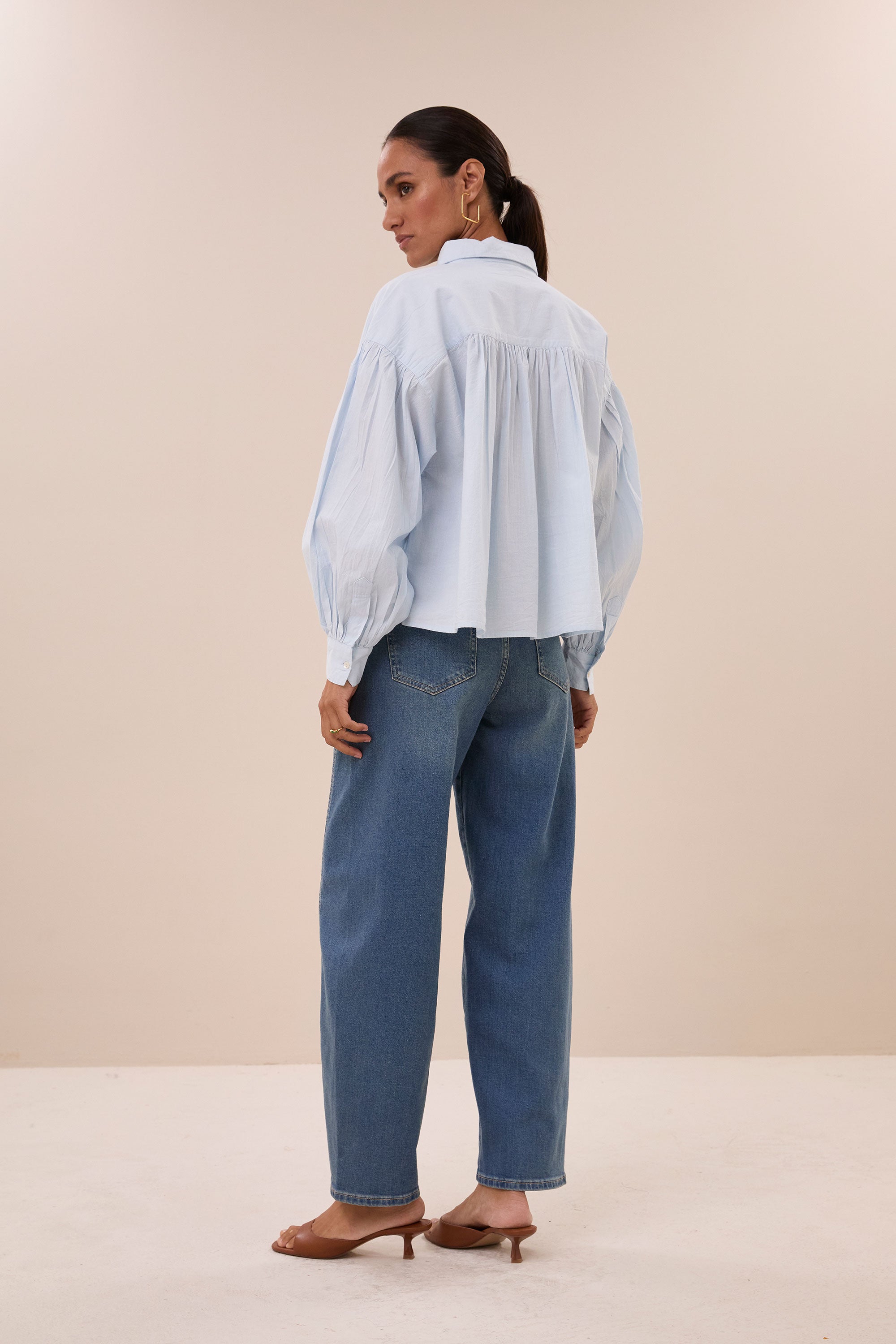 sarah-chambray-blouse-light-blue-katoen kwaliteit-losvallende pasvorm-gemaakt door een familiebedrijf-by-bar-achteraanzicht