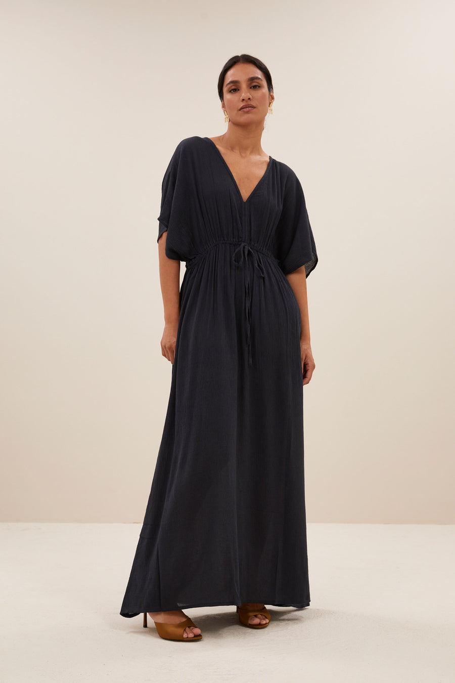 long-dress-captain-blue-casual fit-losvallende pasvorm-v-halslijn-by-bar-vooraanzicht