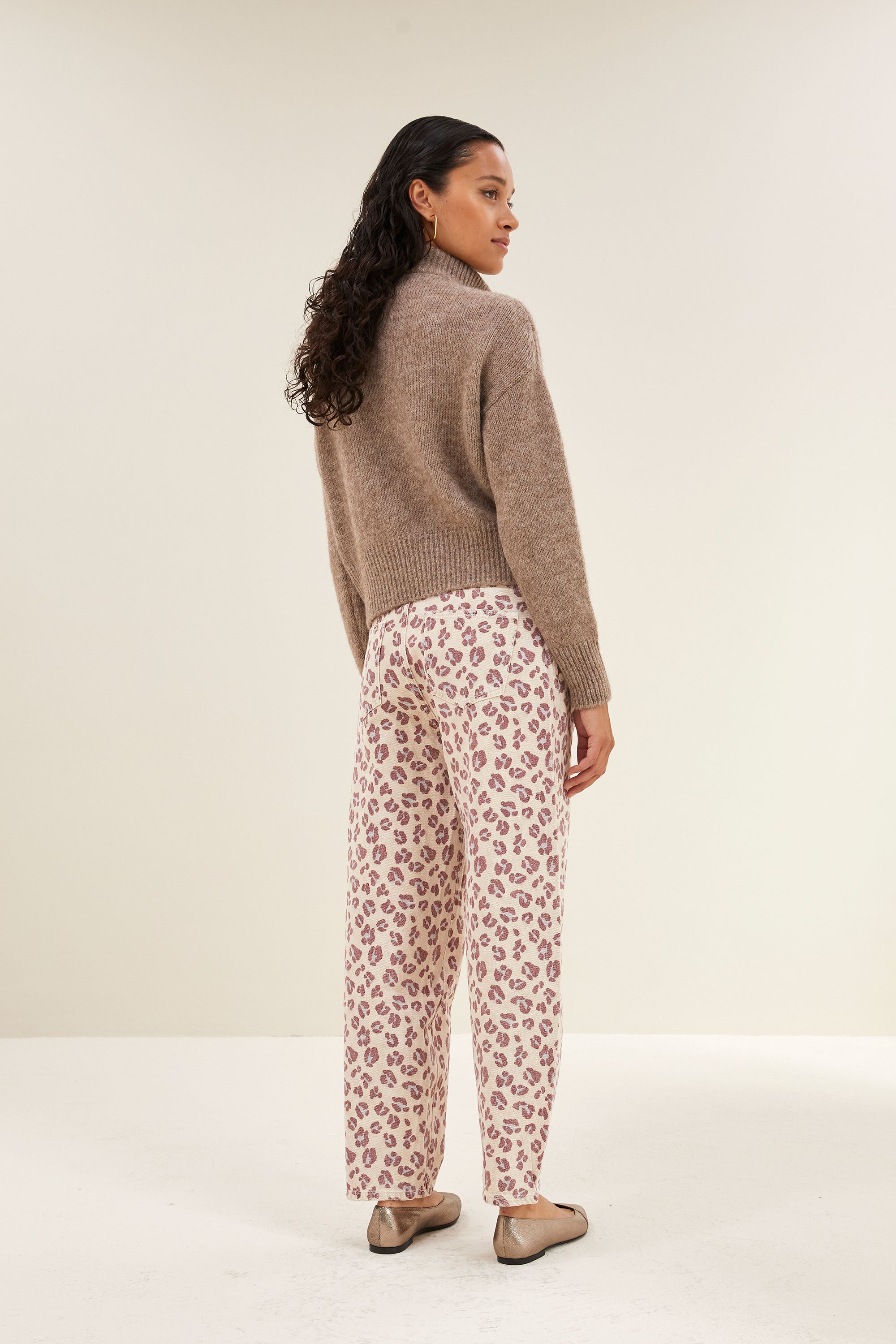 begum pink cheetah pants - roze, normale taille, losvallende pasvorm, duurzame wassing - by-bar - vooraanzicht