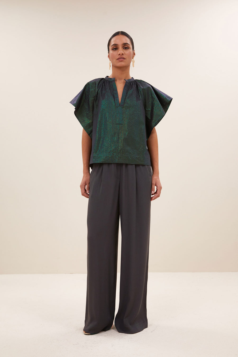 vina-electric-blouse-electric-green-korte fit-geplooide details-v-halslijn-by-bar-sfeerbeeld