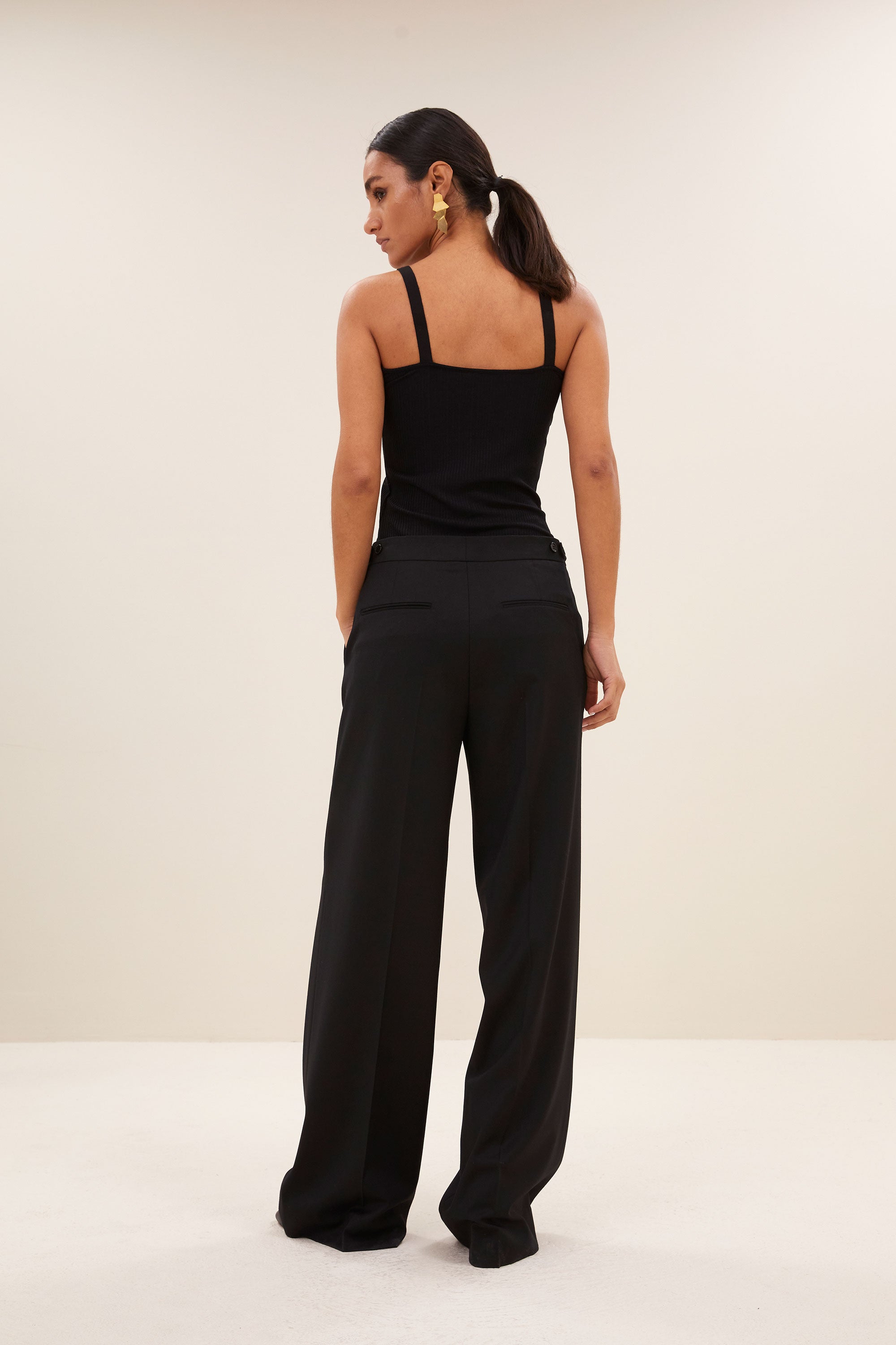 marit lace singlet - black, all-time classic, aansluitende fit, ribpatroon - by-bar - zijaanzicht