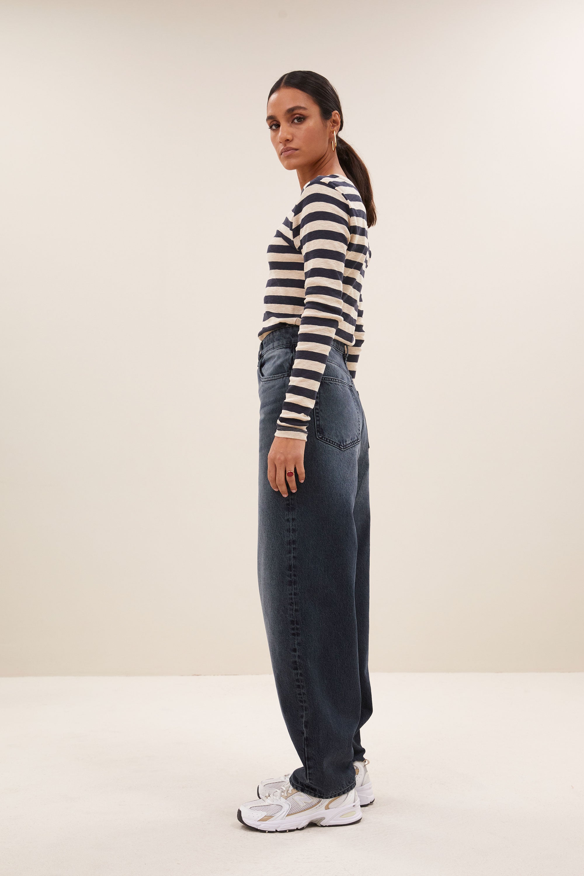 basic ls big stripe top - chalk, all-time classic, aansluitende fit, must-have essential - by-bar - zijaanzicht