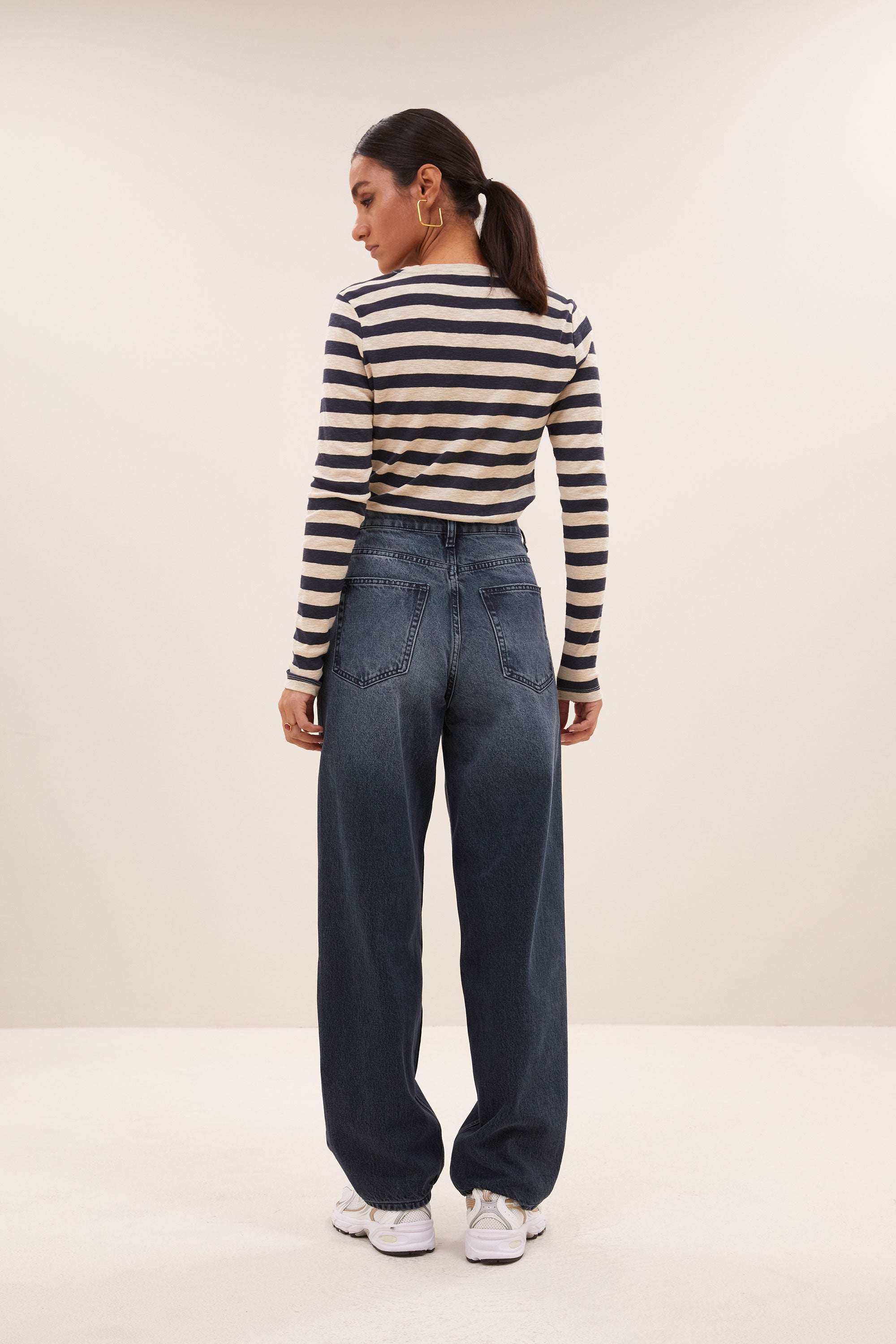 basic ls big stripe top - chalk, all-time classic, aansluitende fit, must-have essential - by-bar - vooraanzicht