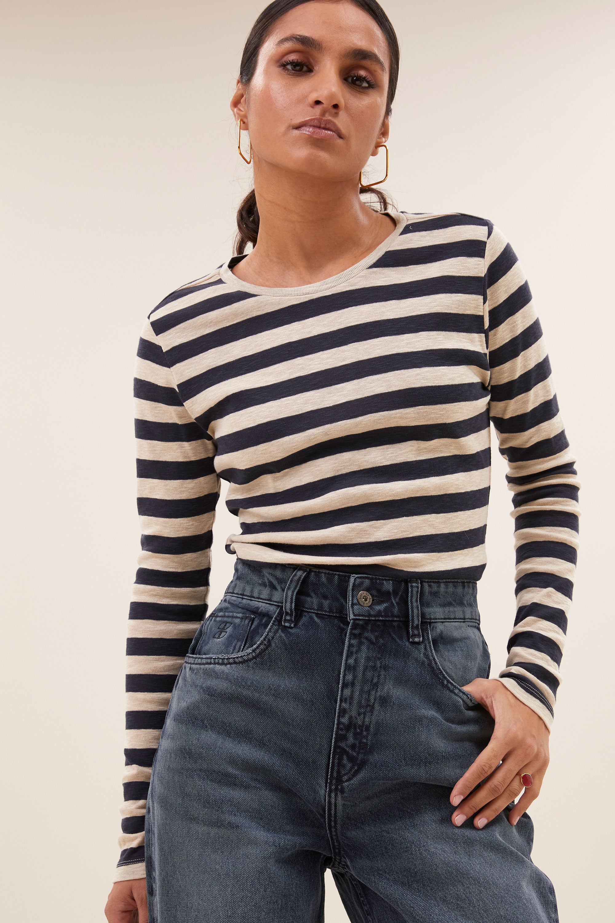 basic ls big stripe top - chalk, all-time classic, aansluitende fit, must-have essential - by-bar - aanvullende foto