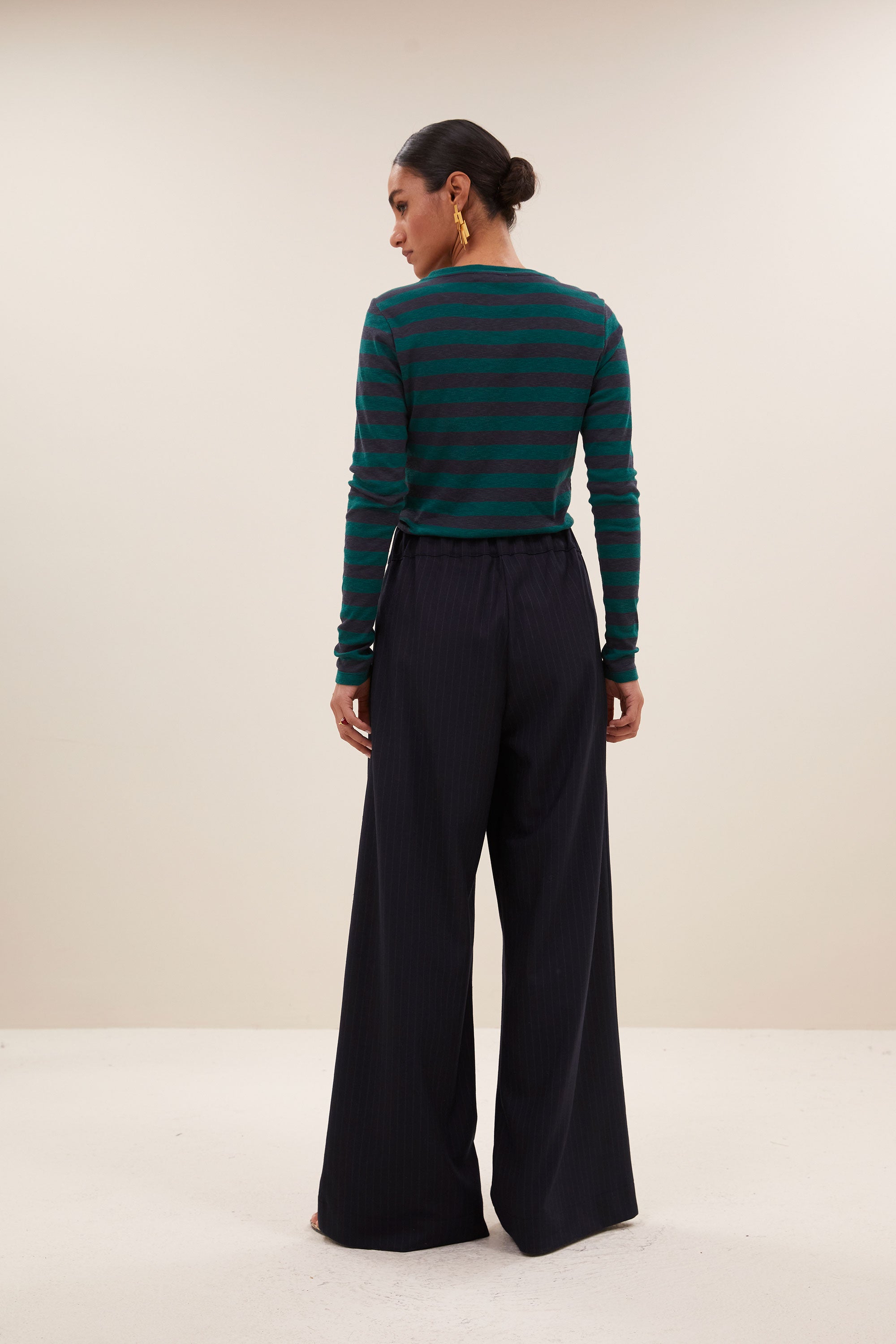 basic ls big stripe top - deep green, all-time classic, aansluitende fit, must-have essential - by-bar - zijaanzicht