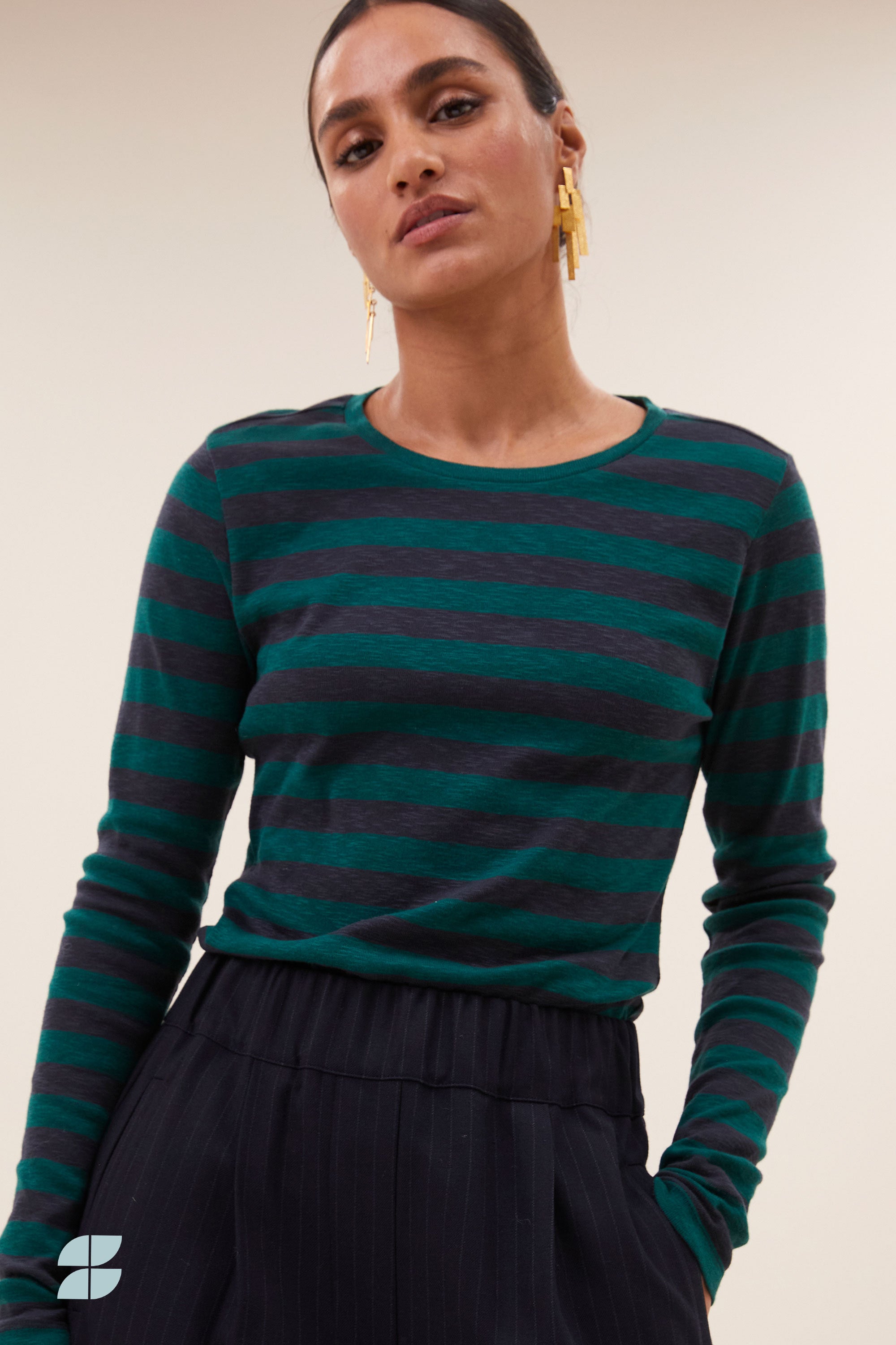 basic ls big stripe top - deep green, all-time classic, aansluitende fit, must-have essential - by-bar - sfeerbeeld