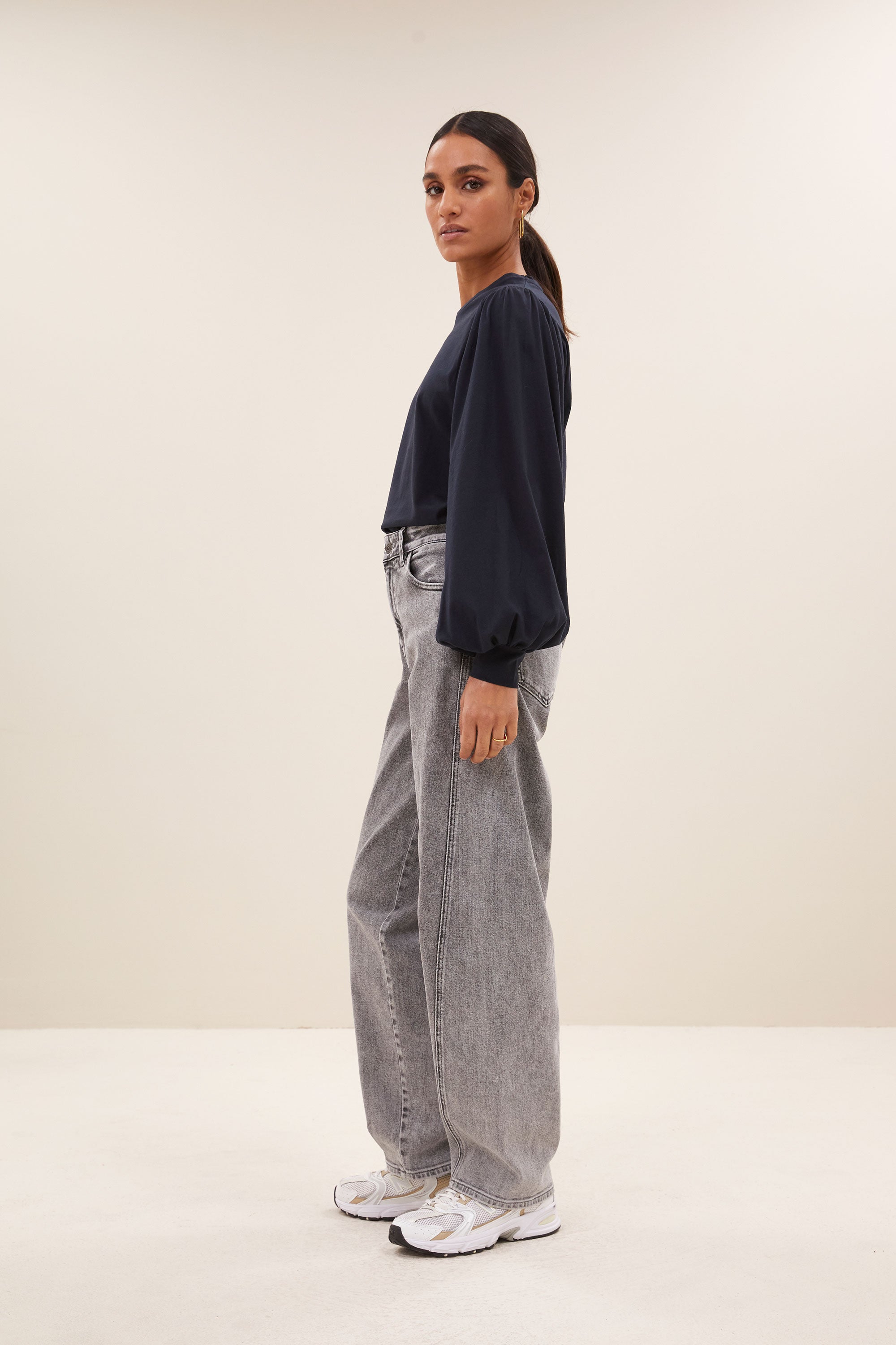 jojo jersey top - midnight, volumnieuze mouwen, must-have essential, geplooide details - by-bar - zijaanzicht