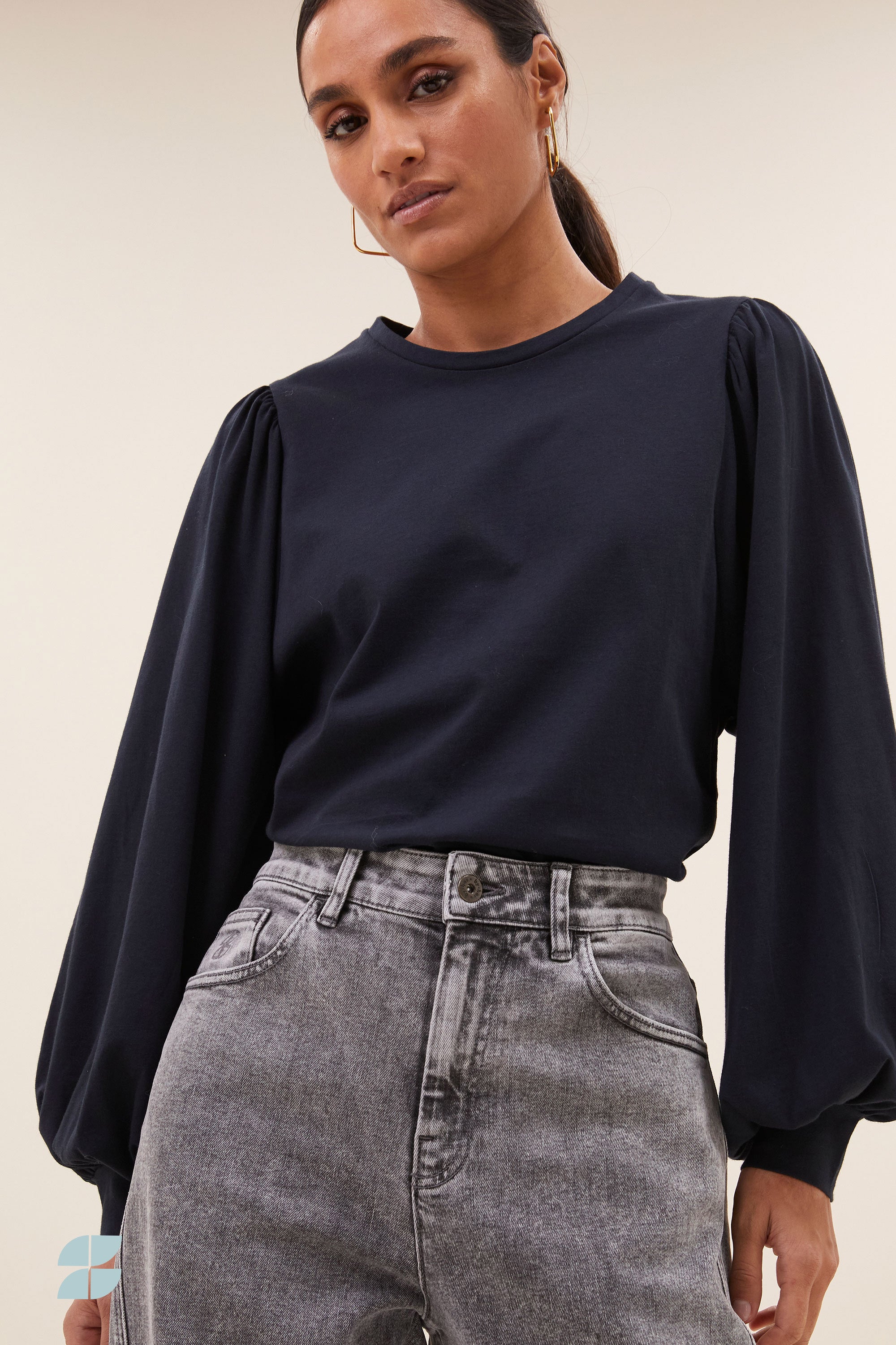 jojo jersey top - midnight, volumnieuze mouwen, must-have essential, geplooide details - by-bar - detail