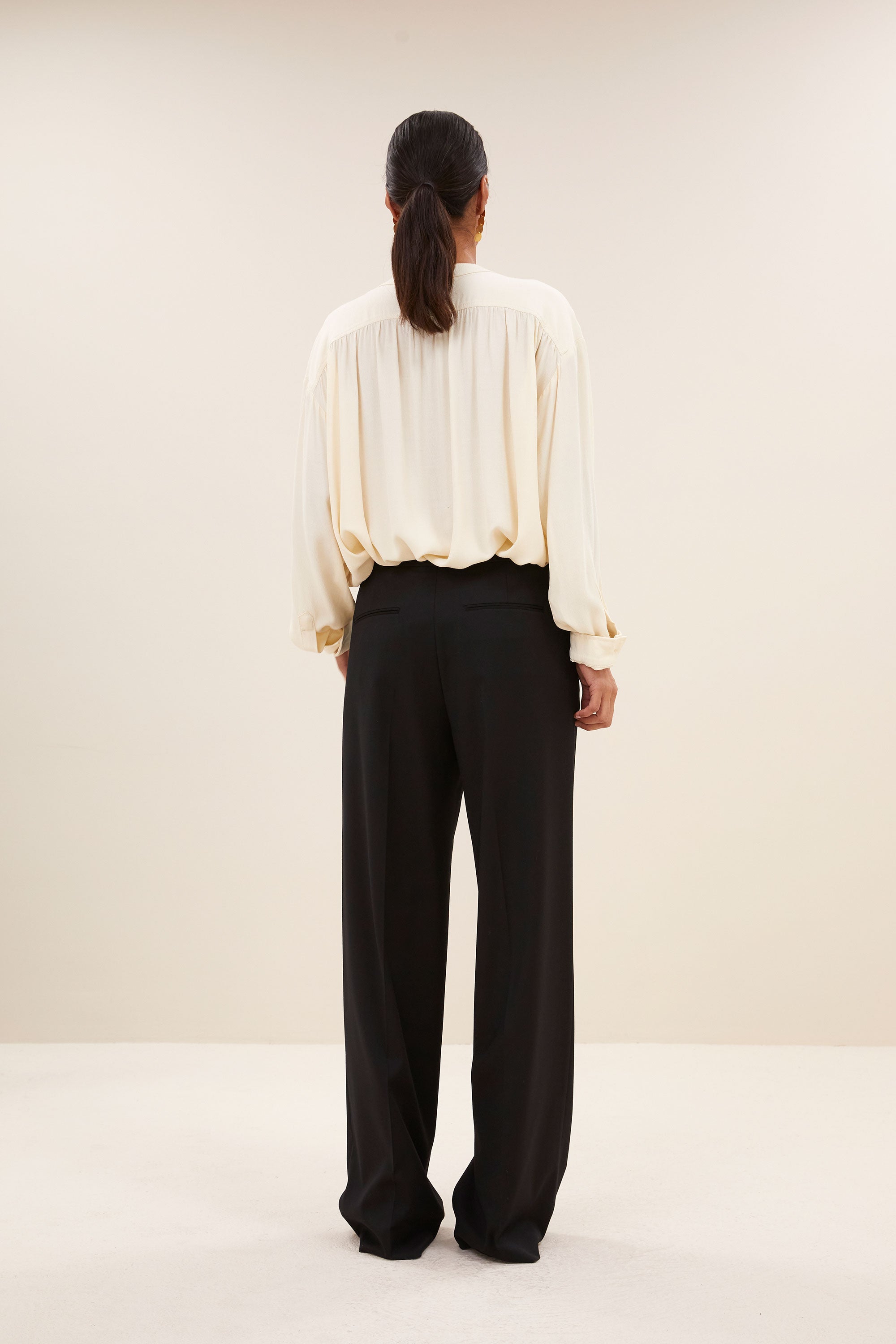 meja viscose blouse - cream, knoopsluiting, losvallende pasvorm, geplooide details - by-bar - achteraanzicht