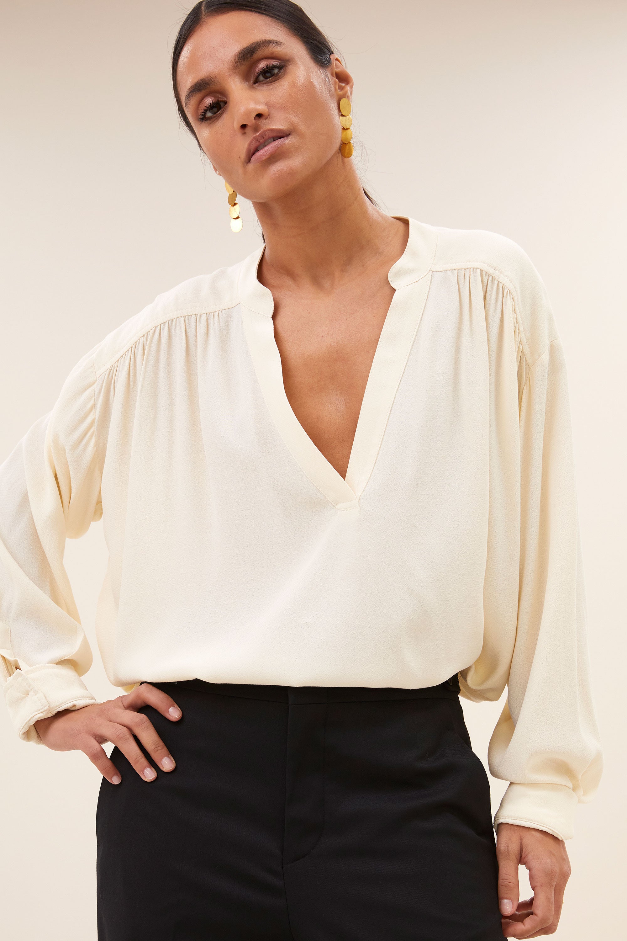 meja viscose blouse - cream, knoopsluiting, losvallende pasvorm, geplooide details - by-bar - detail