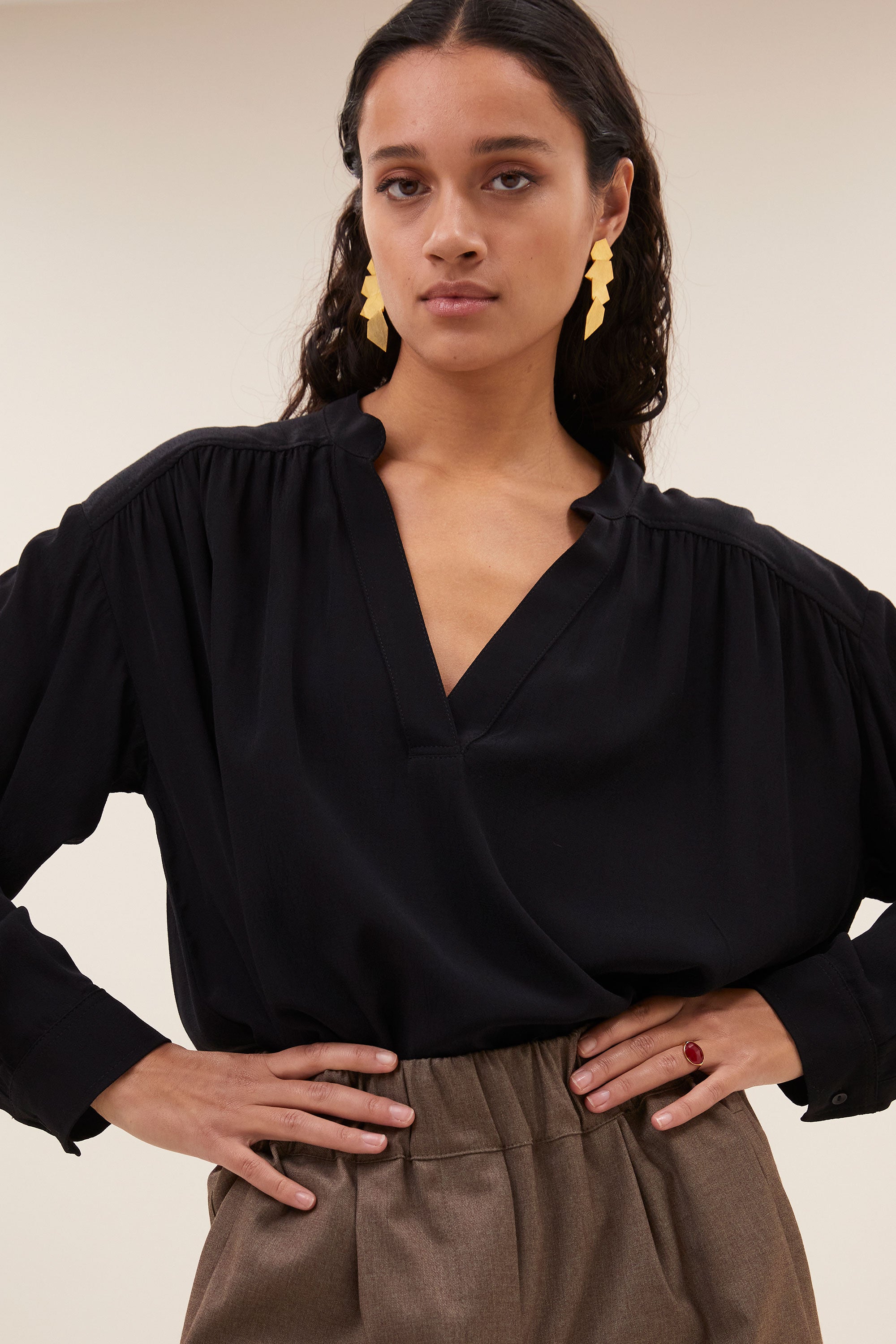 meja viscose blouse - jet black, knoopsluiting, losvallende pasvorm, geplooide details - by-bar - detail