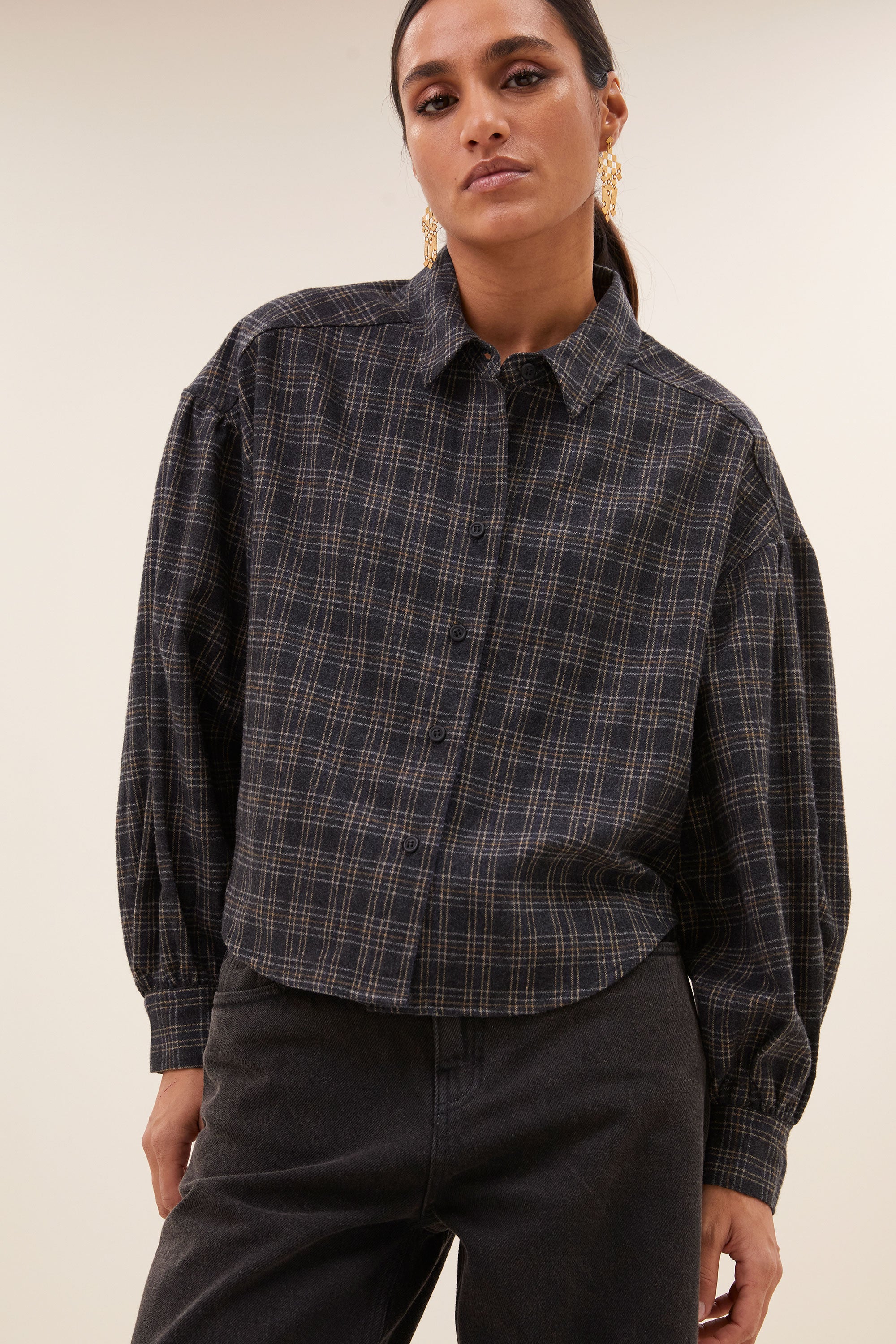 sarah short check blouse - caramel, korte fit, knoopsluiting, verlaagde schoudernaden - by-bar - detail