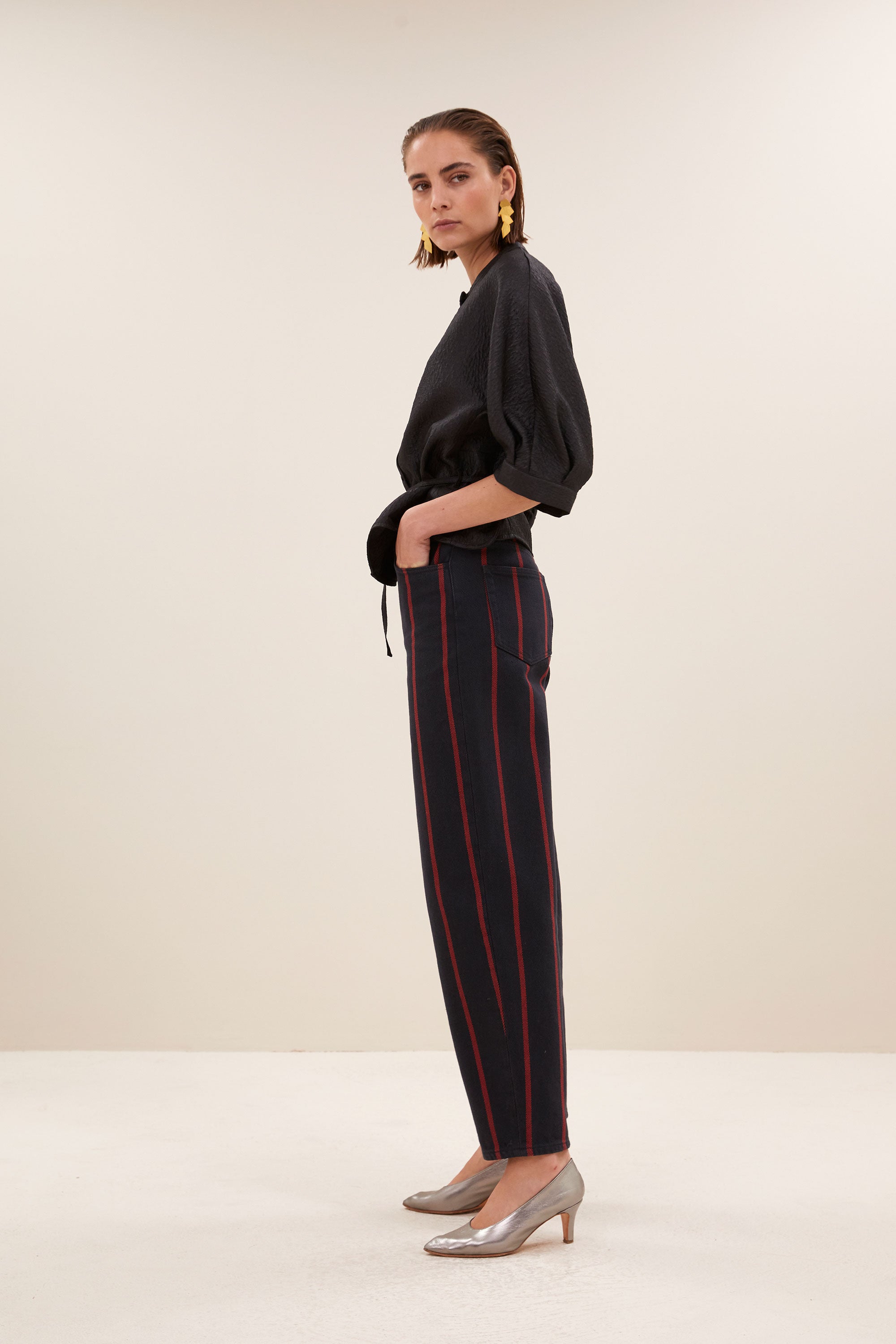 christi bubble blouse - black, met strikceintuur, korte fit, volumnieuze mouwen - zijaanzicht - by-bar