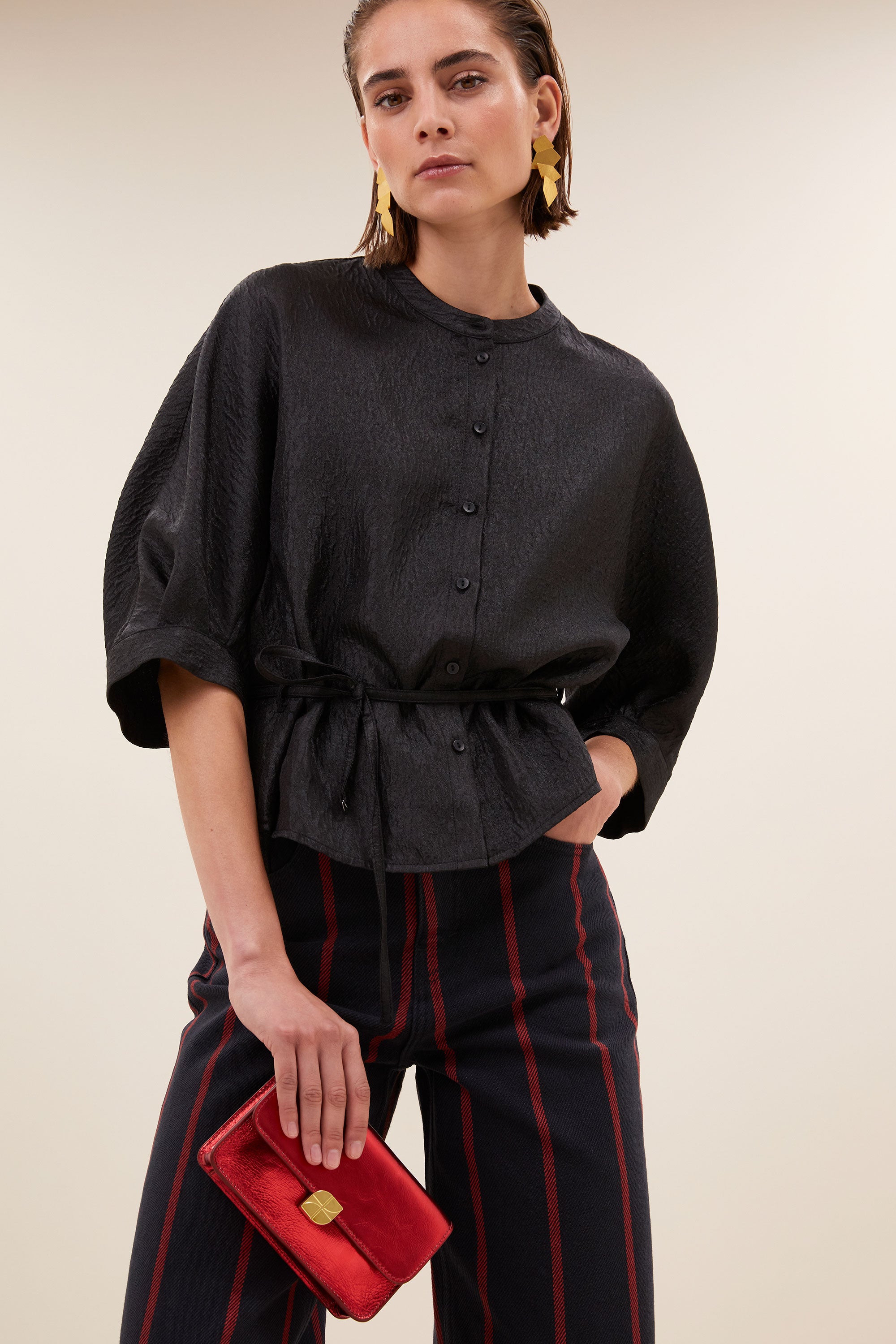 christi bubble blouse - black, met strikceintuur, korte fit, volumnieuze mouwen - detailfoto - by-bar