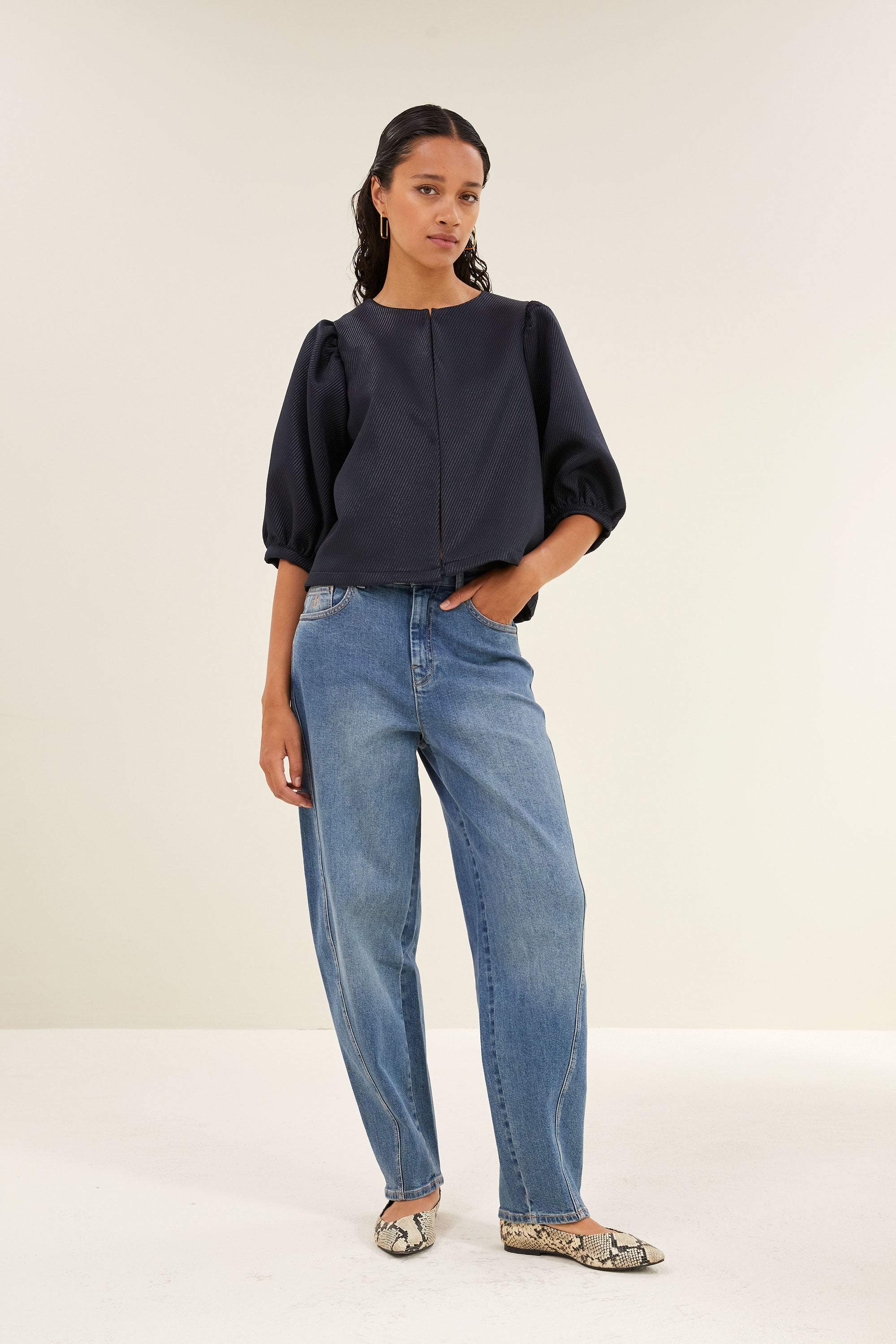 mauri gloss stripe blouse - midnight, volumnieuze mouwen, elastieken band, verborgen haak-en-oogsluiting - by-bar - aanvullende foto