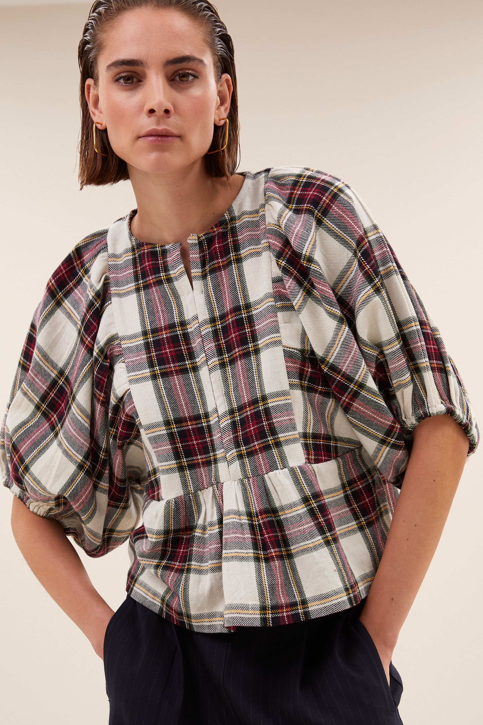 avelon check blouse - tartan check, volumnieuze mouwen, elastieken band, verborgen haak-en-oogsluiting - by-bar - sfeerbeeld