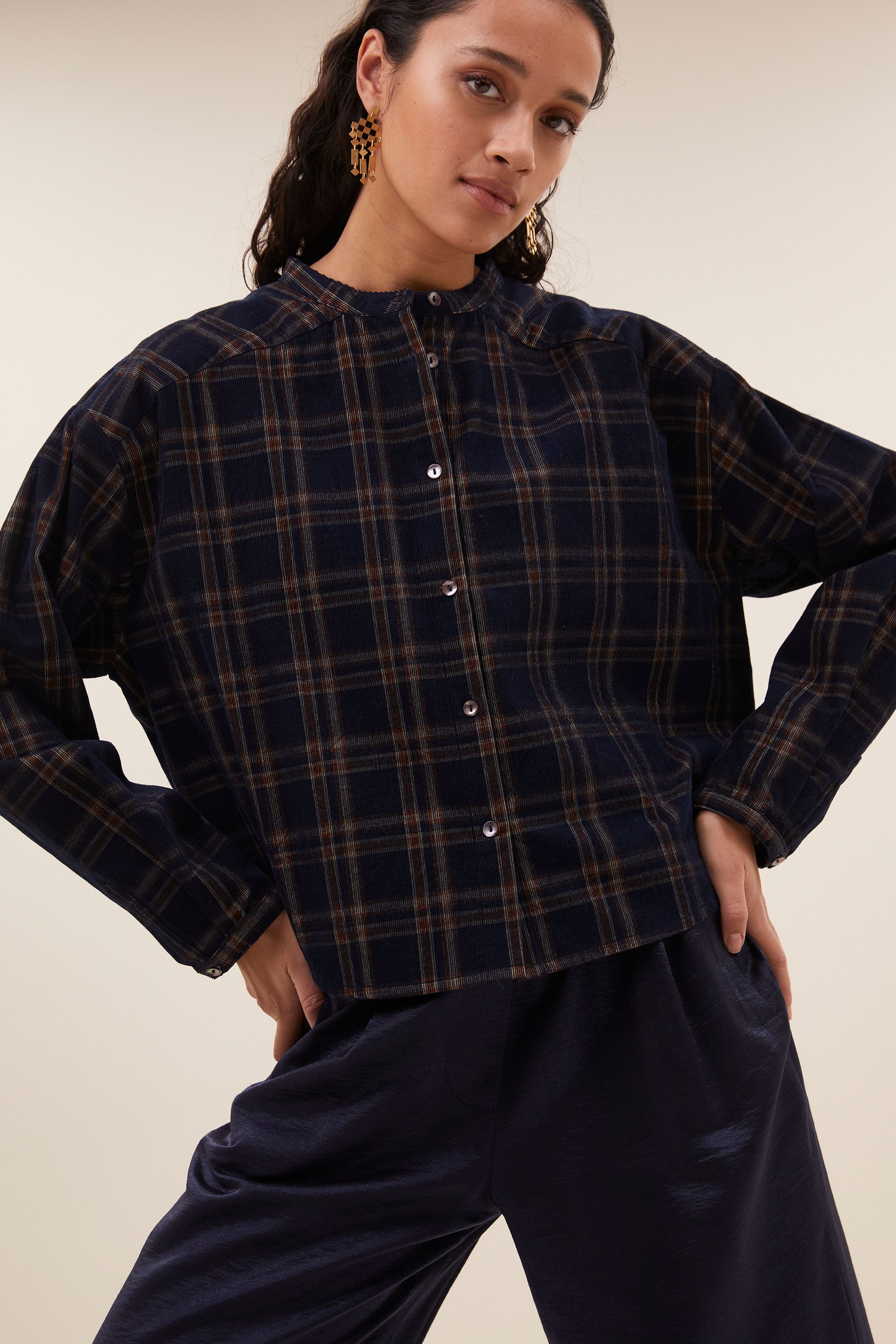 dean check blouse - oak check, korte fit, parelmoeren knopen, knoopsluiting mouw - by-bar - detail