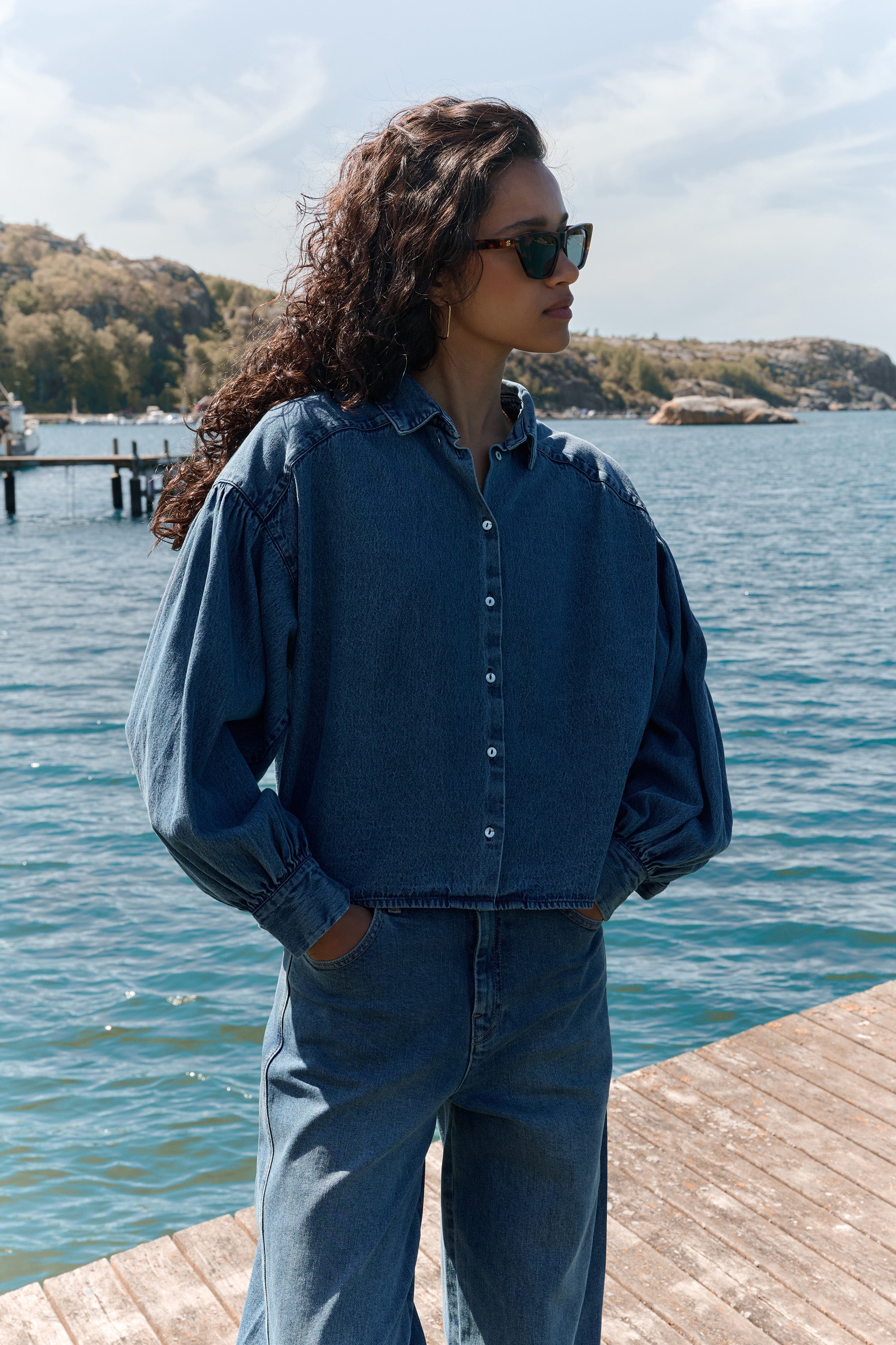 sarah short denim blouse - medium denim, volumnieuze mouwen, parelmoeren knopen, geplooide details - by-bar - sfeerbeeld