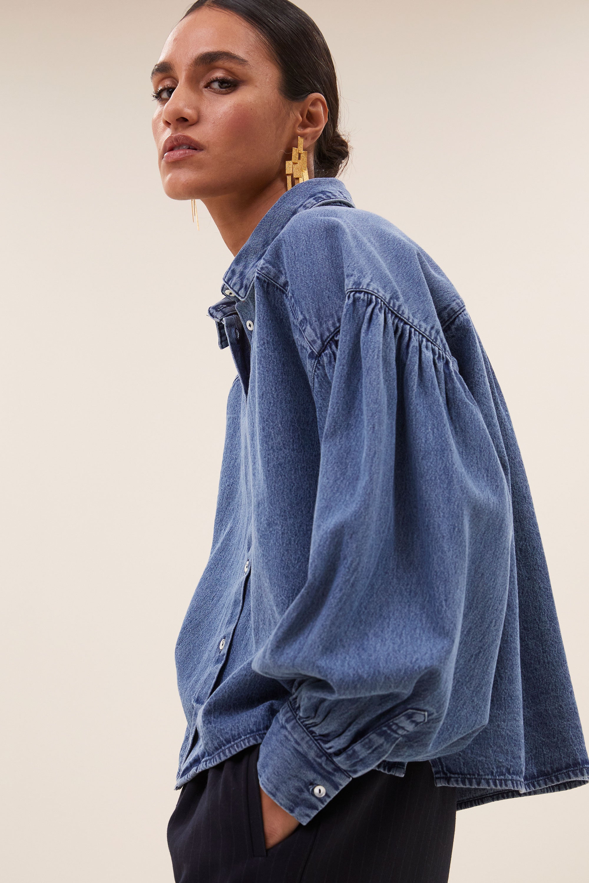 sarah short denim blouse - medium denim, volumnieuze mouwen, parelmoeren knopen, geplooide details - by-bar - vooraanzicht