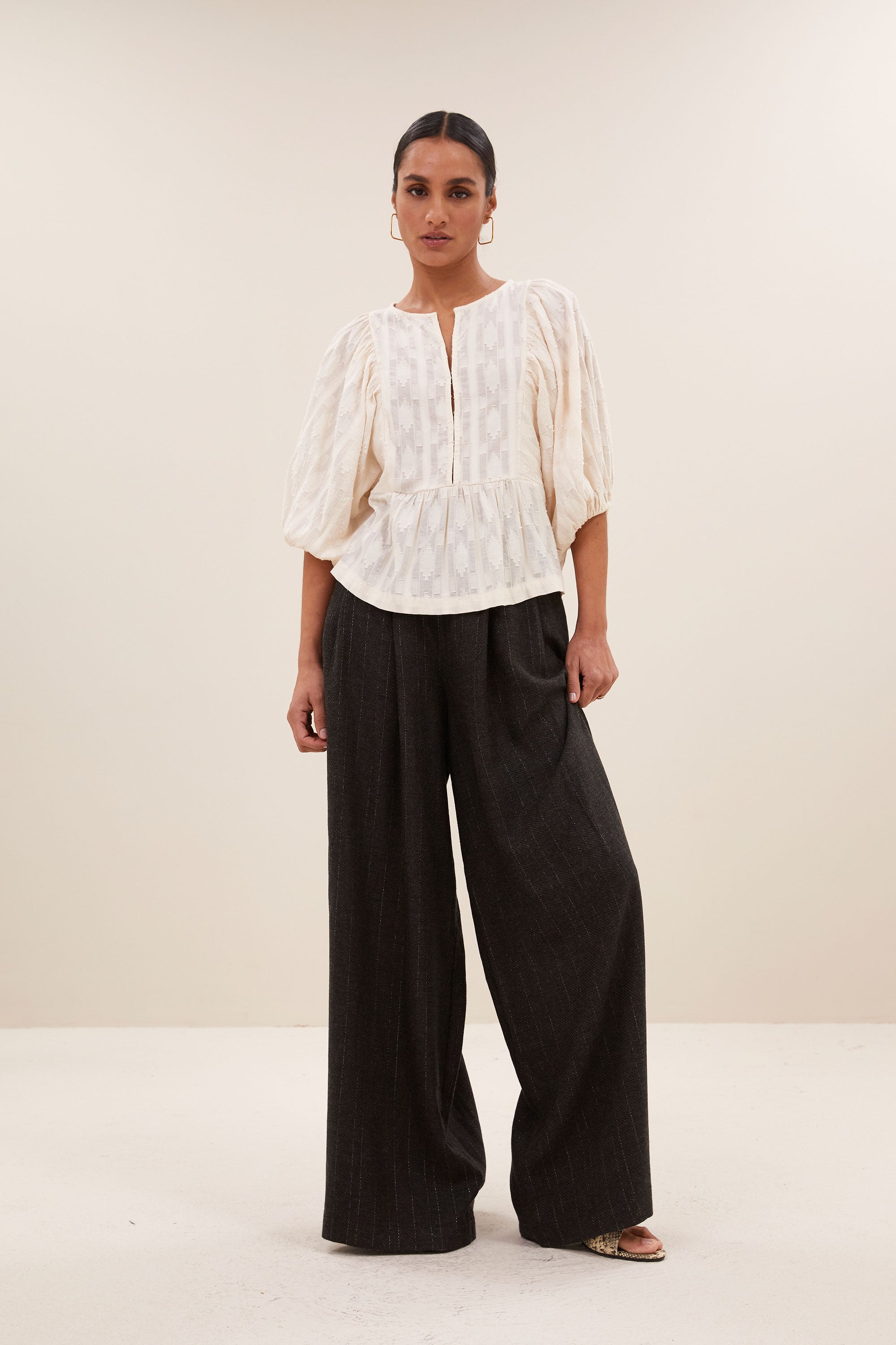 avelon dobby blouse - off white, volumnieuze mouwen, elastieken band, verborgen haak-en-oogsluiting - by-bar - vooraanzicht