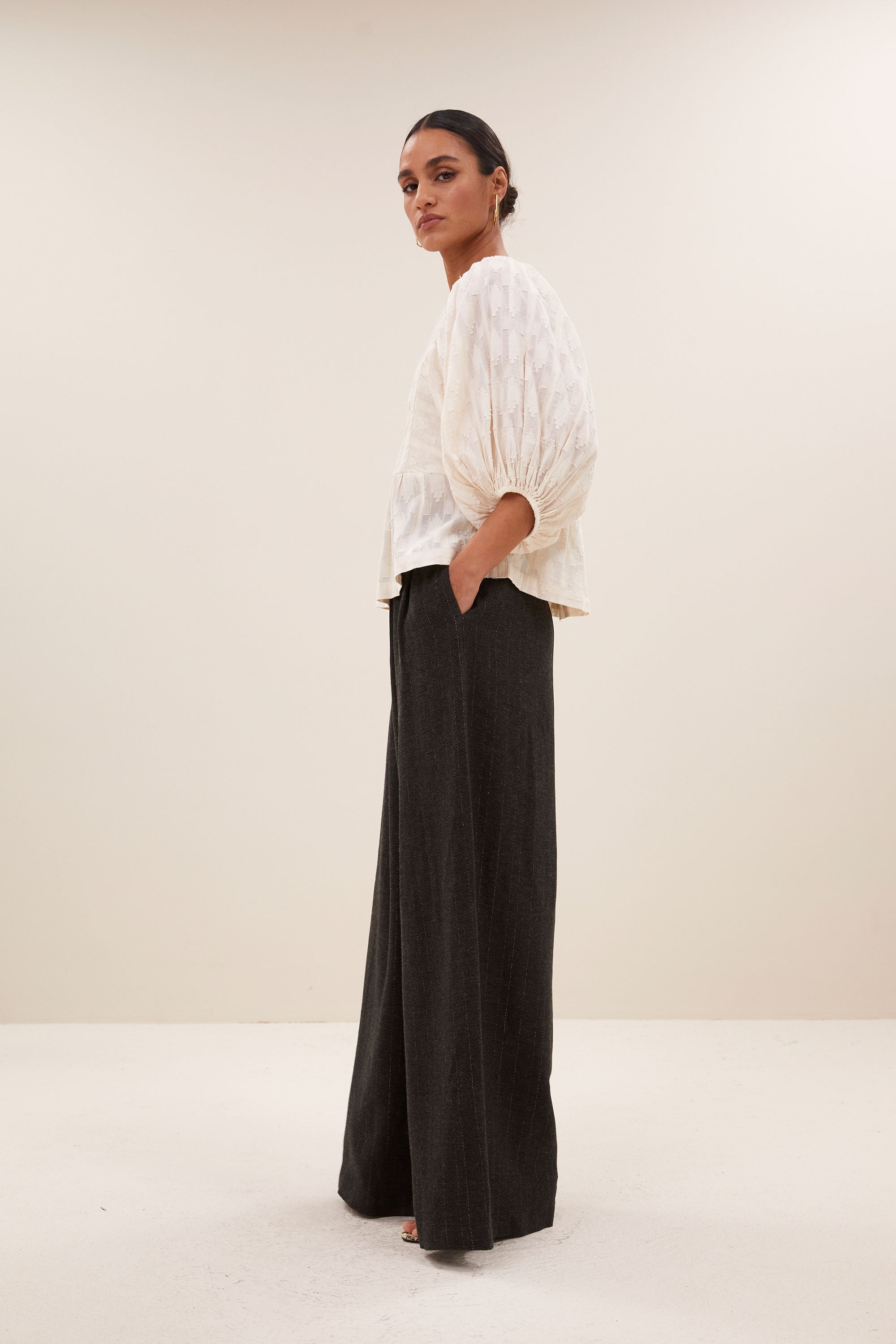 avelon dobby blouse - off white, volumnieuze mouwen, elastieken band, verborgen haak-en-oogsluiting - by-bar - zijaanzicht