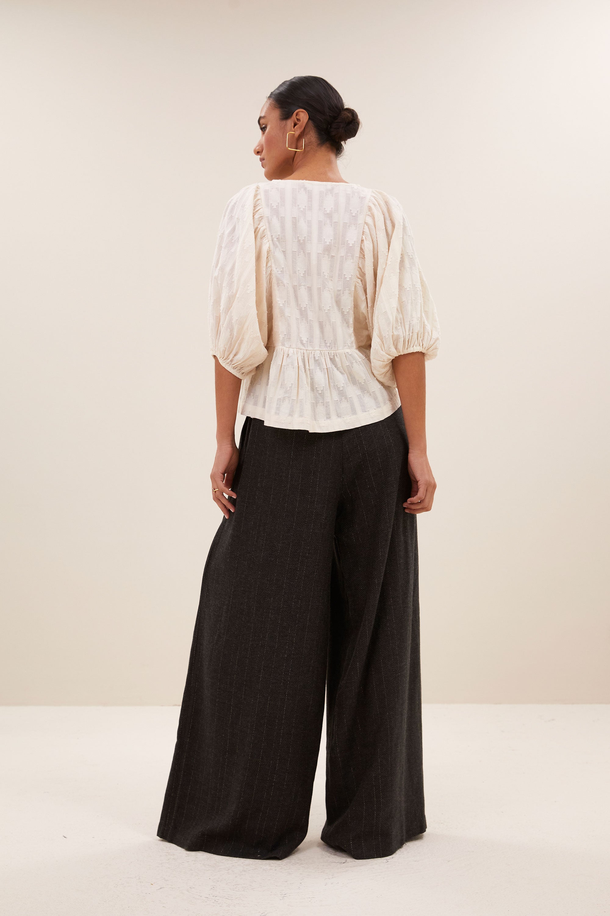 avelon dobby blouse - off white, volumnieuze mouwen, elastieken band, verborgen haak-en-oogsluiting - by-bar - achteraanzicht