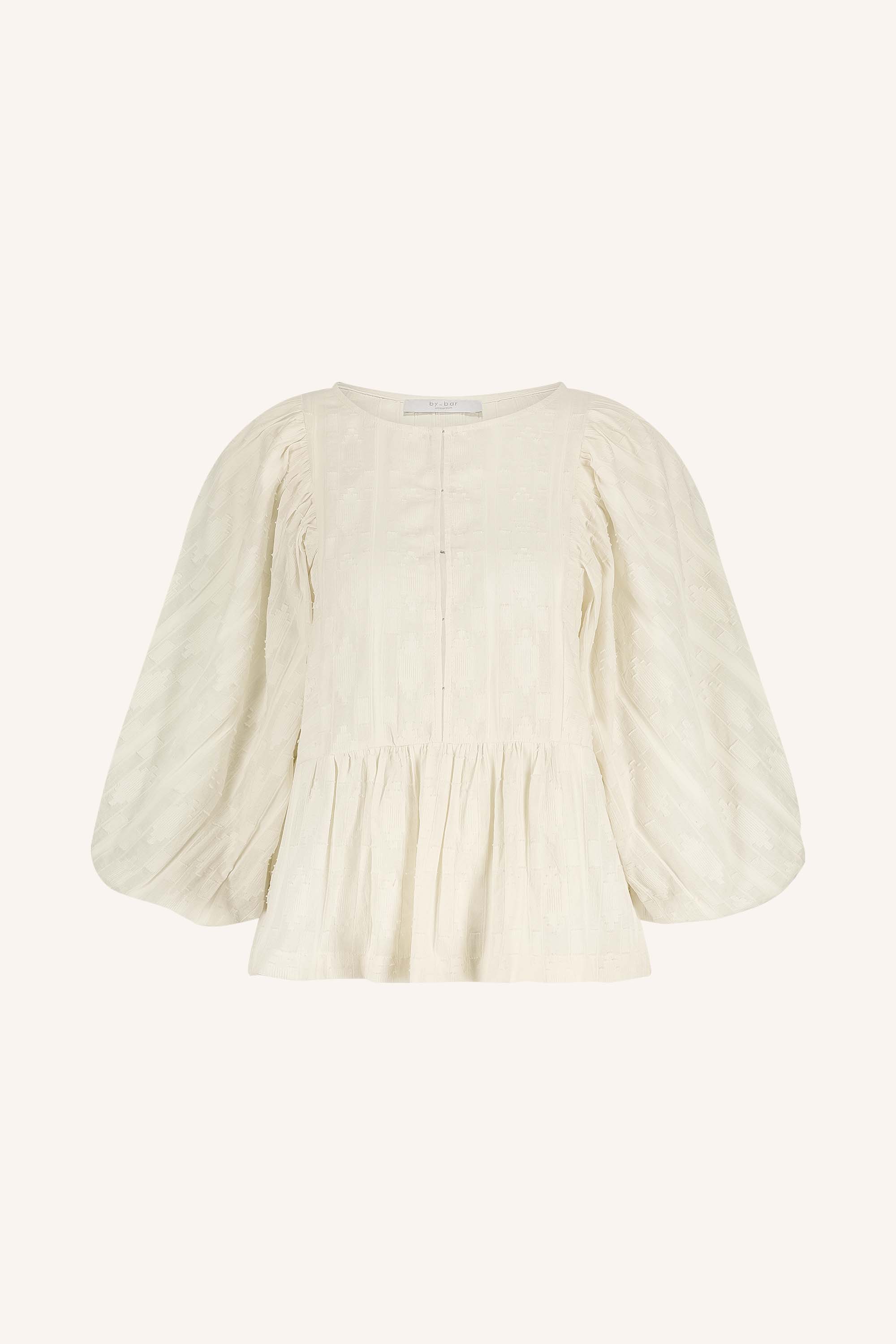 avelon dobby blouse - off white, volumnieuze mouwen, elastieken band, verborgen haak-en-oogsluiting - by-bar - detailfoto