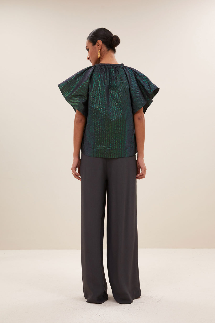 vina-electric-blouse-electric-green-korte fit-geplooide details-v-halslijn-by-bar-achteraanzicht