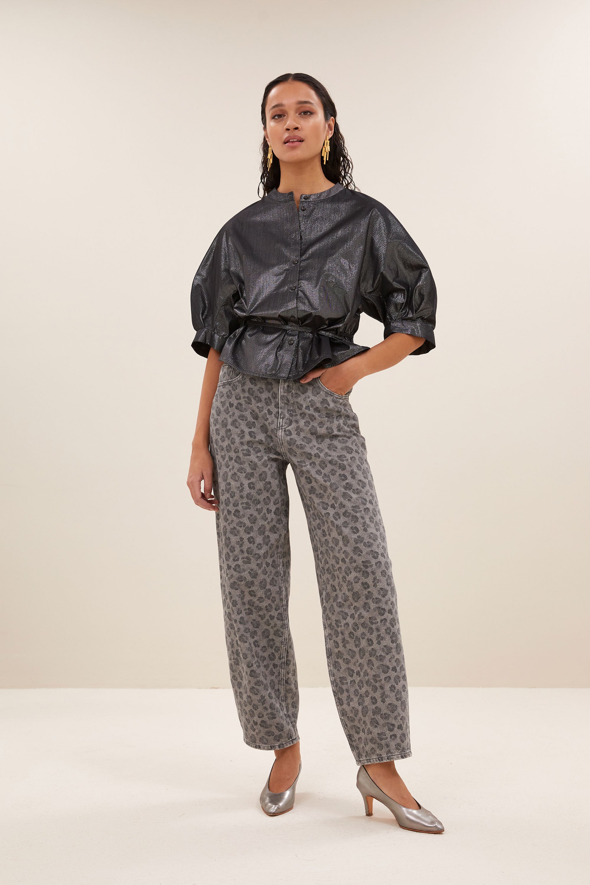 christi silver blouse - silver, met strikceintuur, korte fit, volumnieuze mouwen - by-bar - sfeerbeeld