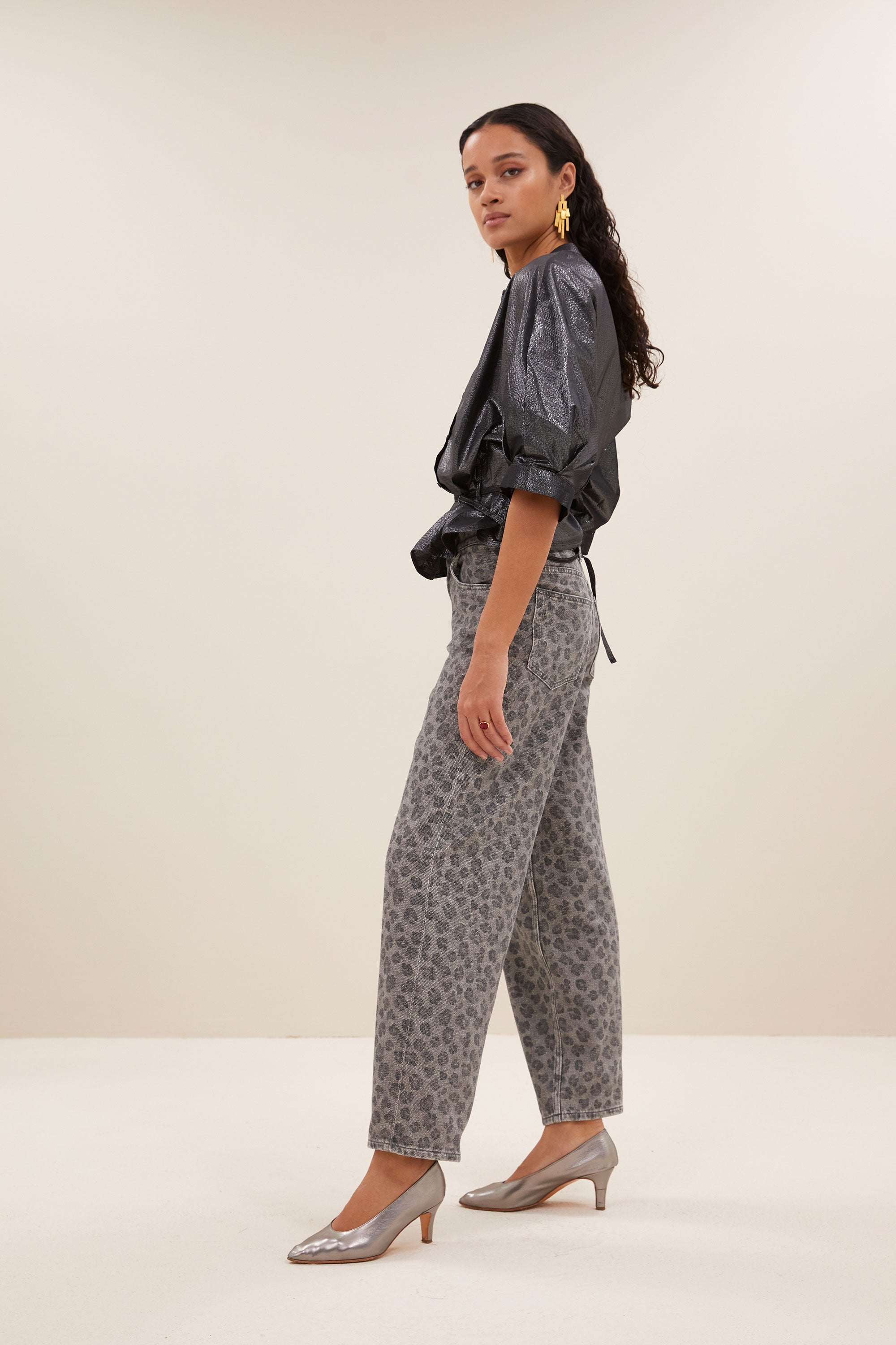 christi silver blouse - silver, met strikceintuur, korte fit, volumnieuze mouwen - by-bar - vooraanzicht