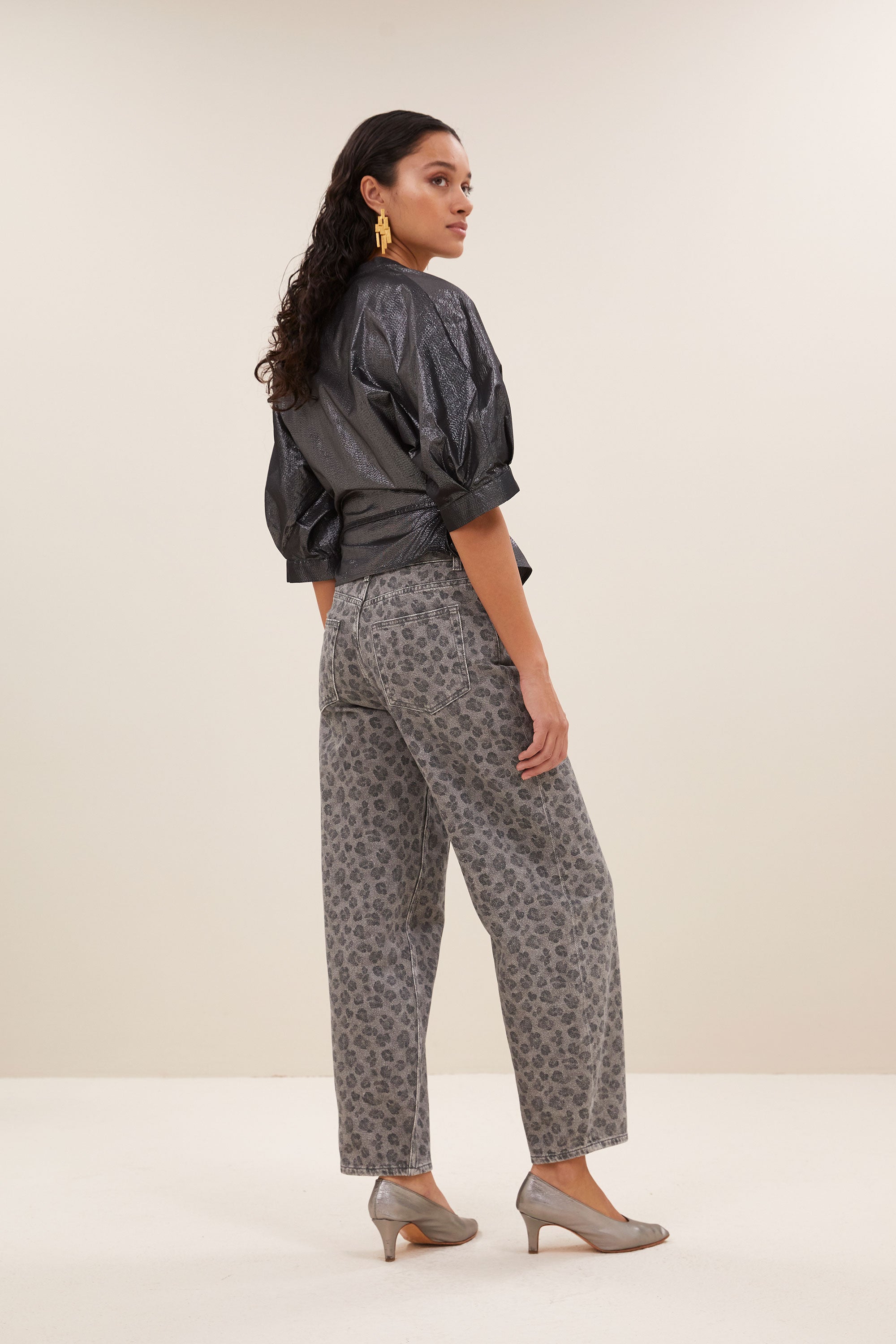 christi silver blouse - silver, met strikceintuur, korte fit, volumnieuze mouwen - by-bar - zijaanzicht