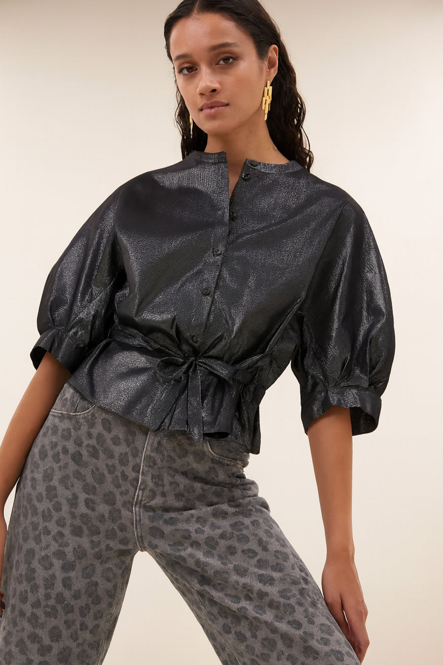 christi silver blouse - silver, met strikceintuur, korte fit, volumnieuze mouwen - by-bar - aanvullende foto