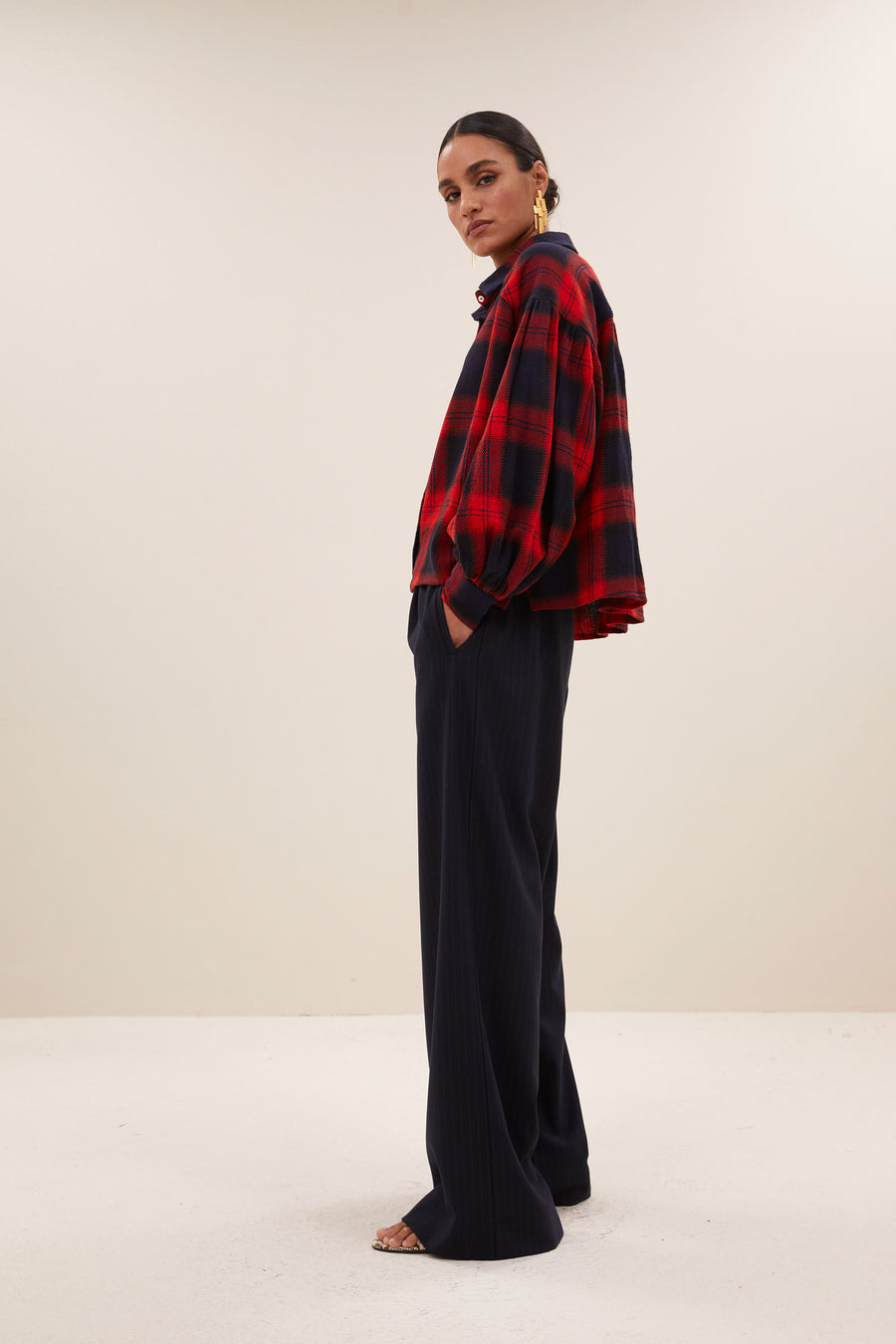 sarah short red check blouse - poppy check, korte fit, volumnieuze mouwen, parelmoeren knopen - by-bar - vooraanzicht