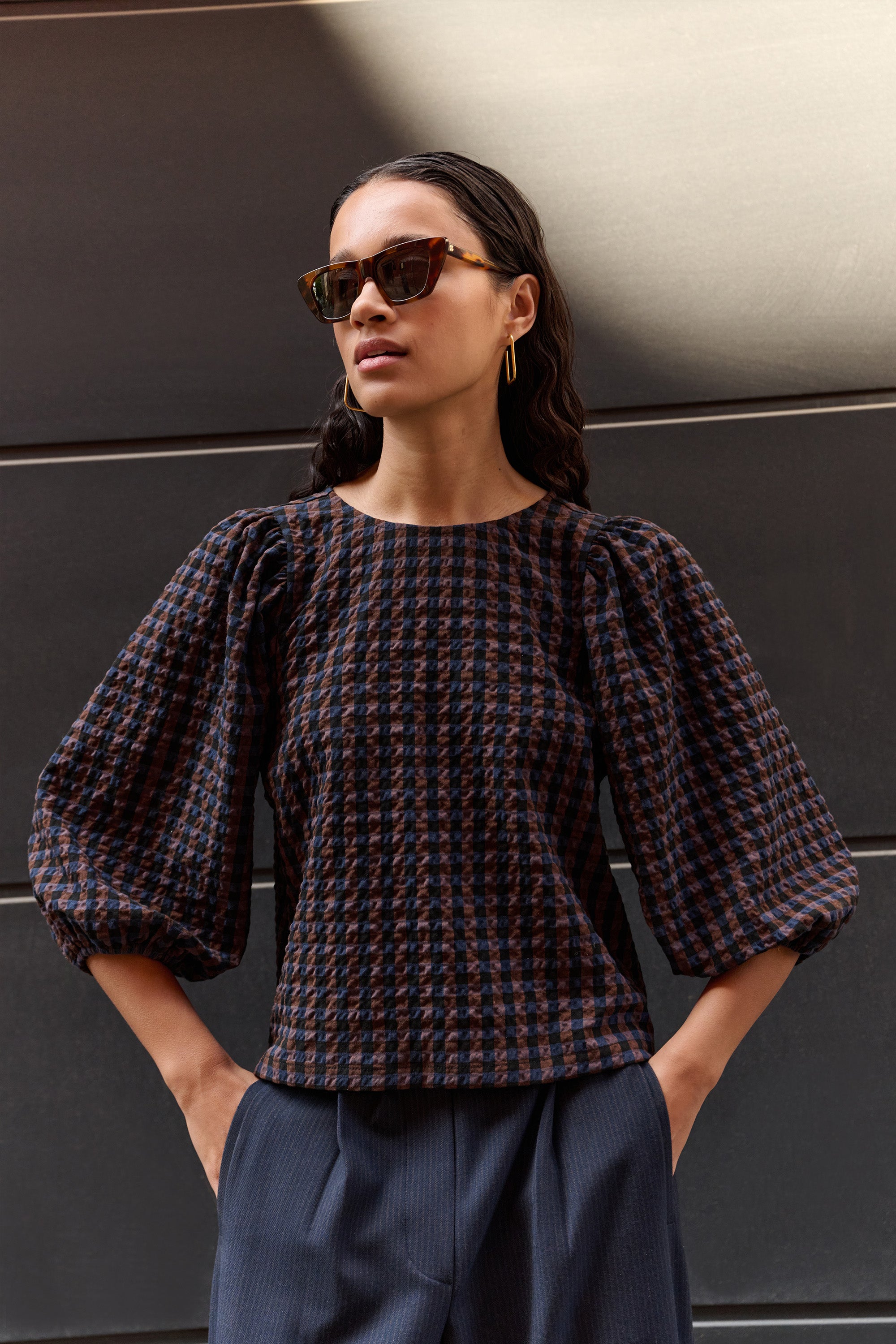 jet check blouse - little check, volumnieuze mouwen, strik, ronde halslijn - by-bar - sfeerbeeld
